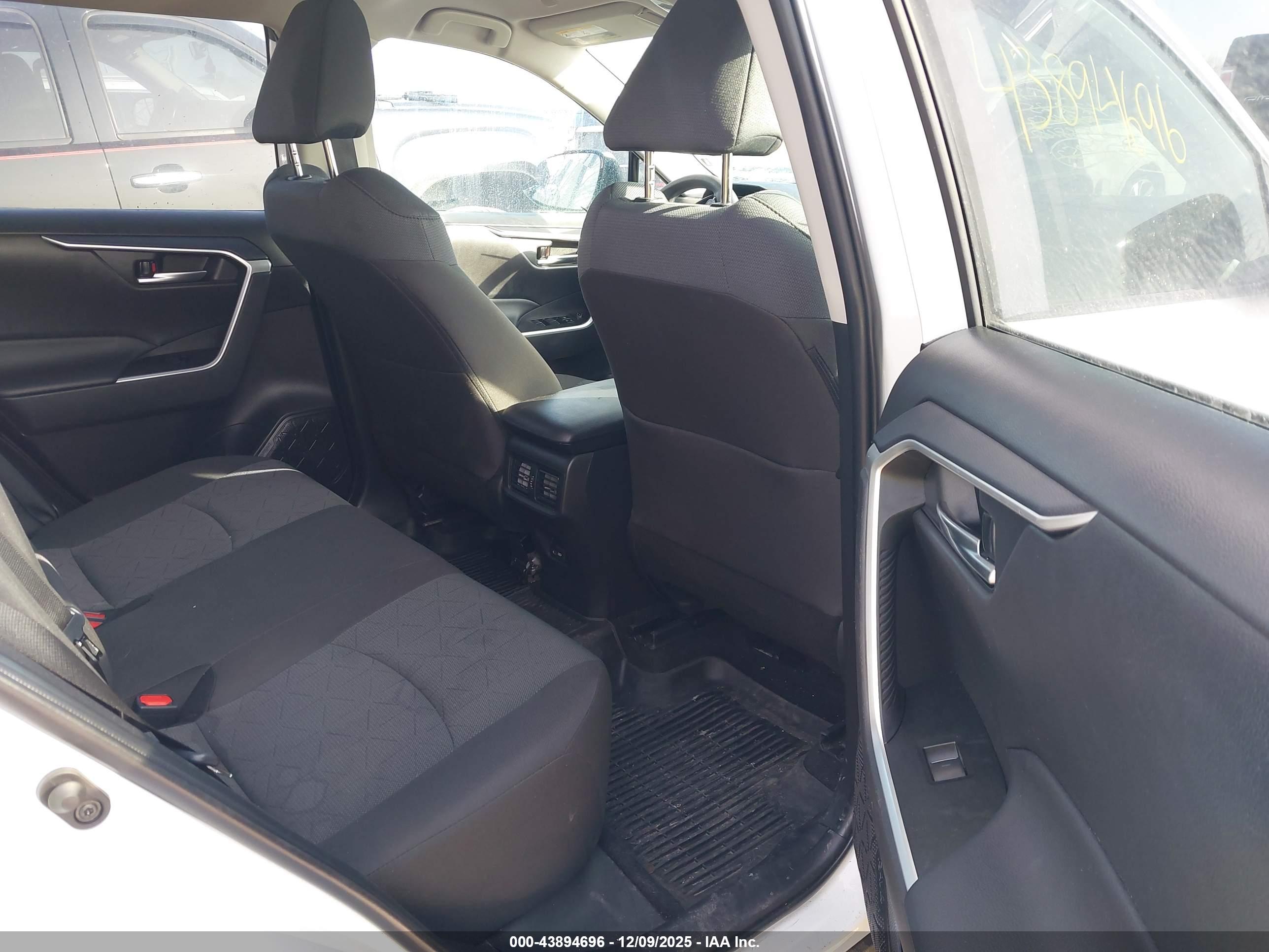 TOYOTA RAV4 image 8