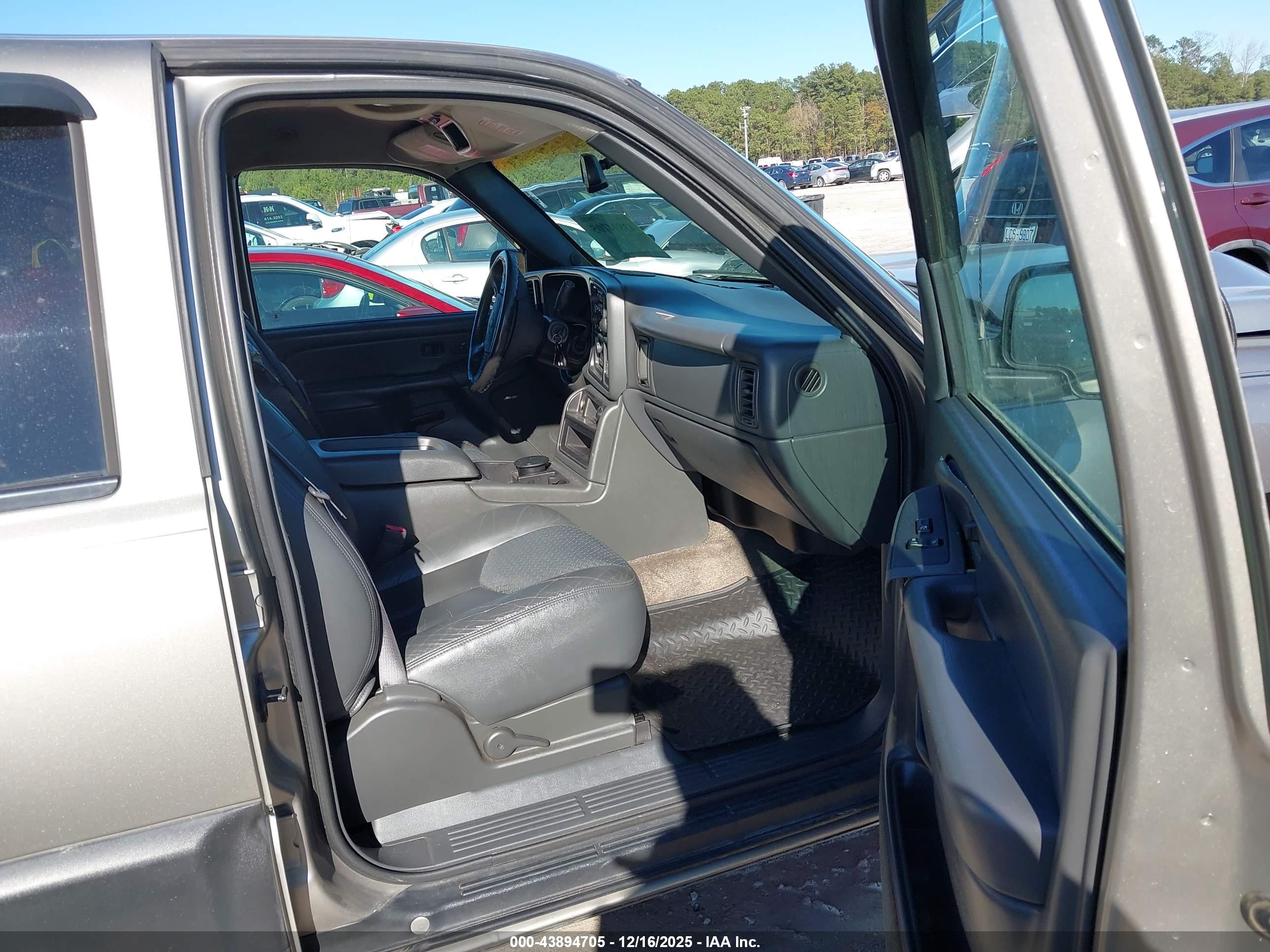 CHEVROLET AVALANCHE image 5