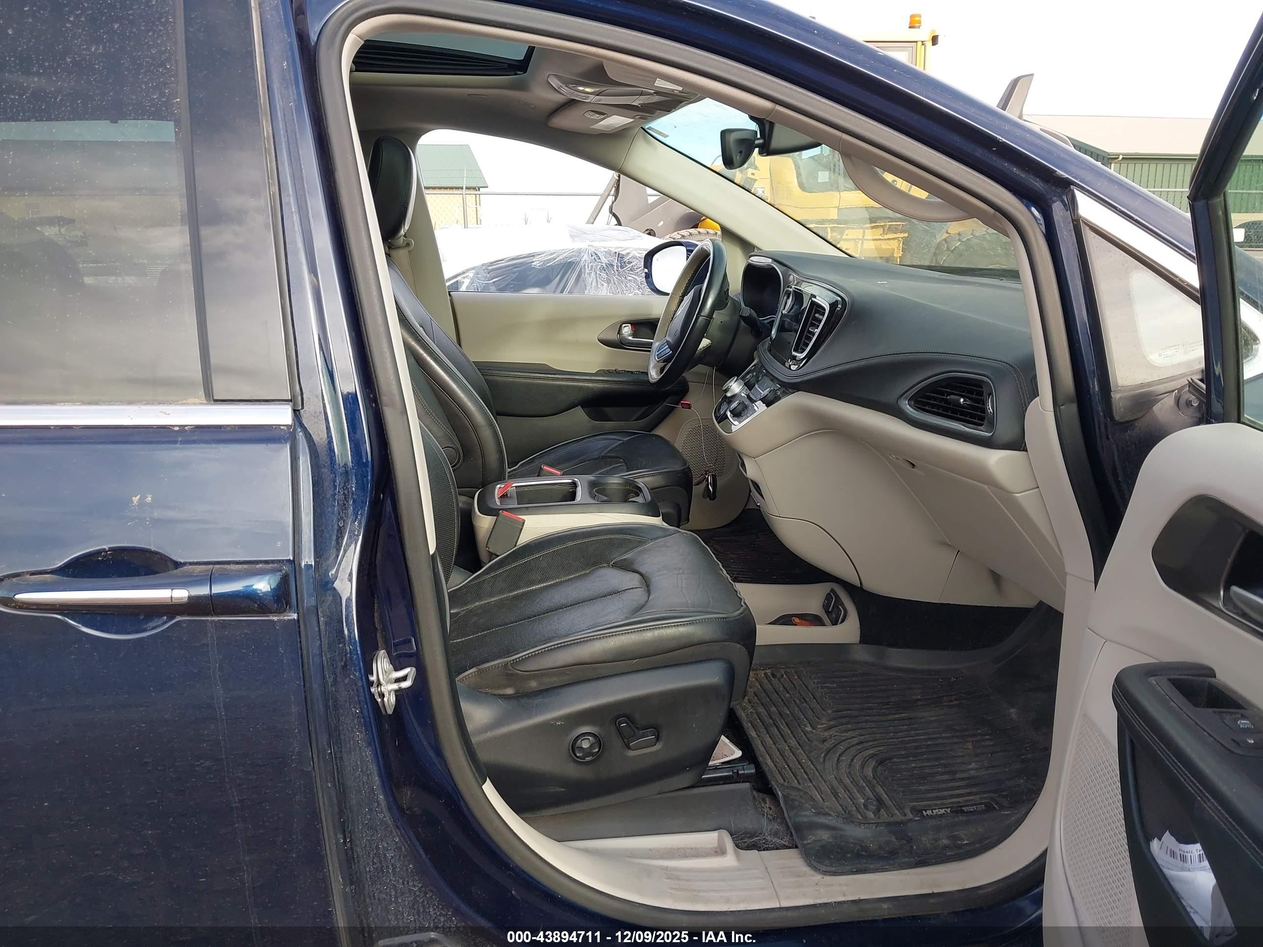 CHRYSLER PACIFICA image 5