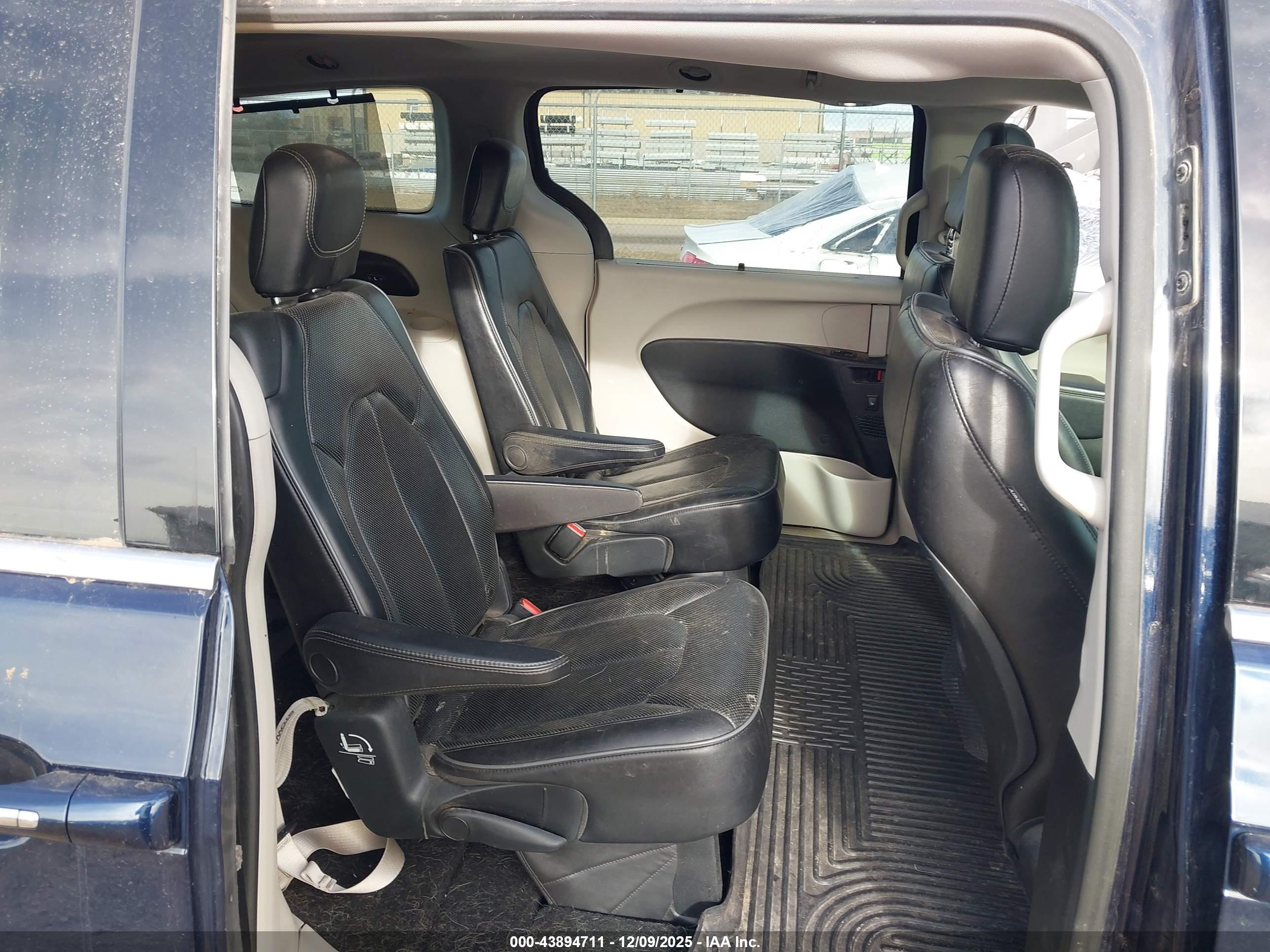 CHRYSLER PACIFICA image 8