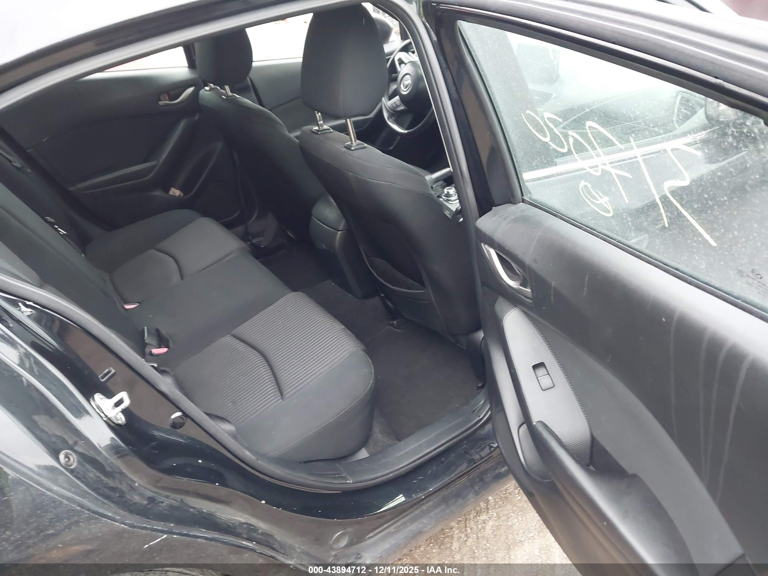 MAZDA MAZDA3 image 8