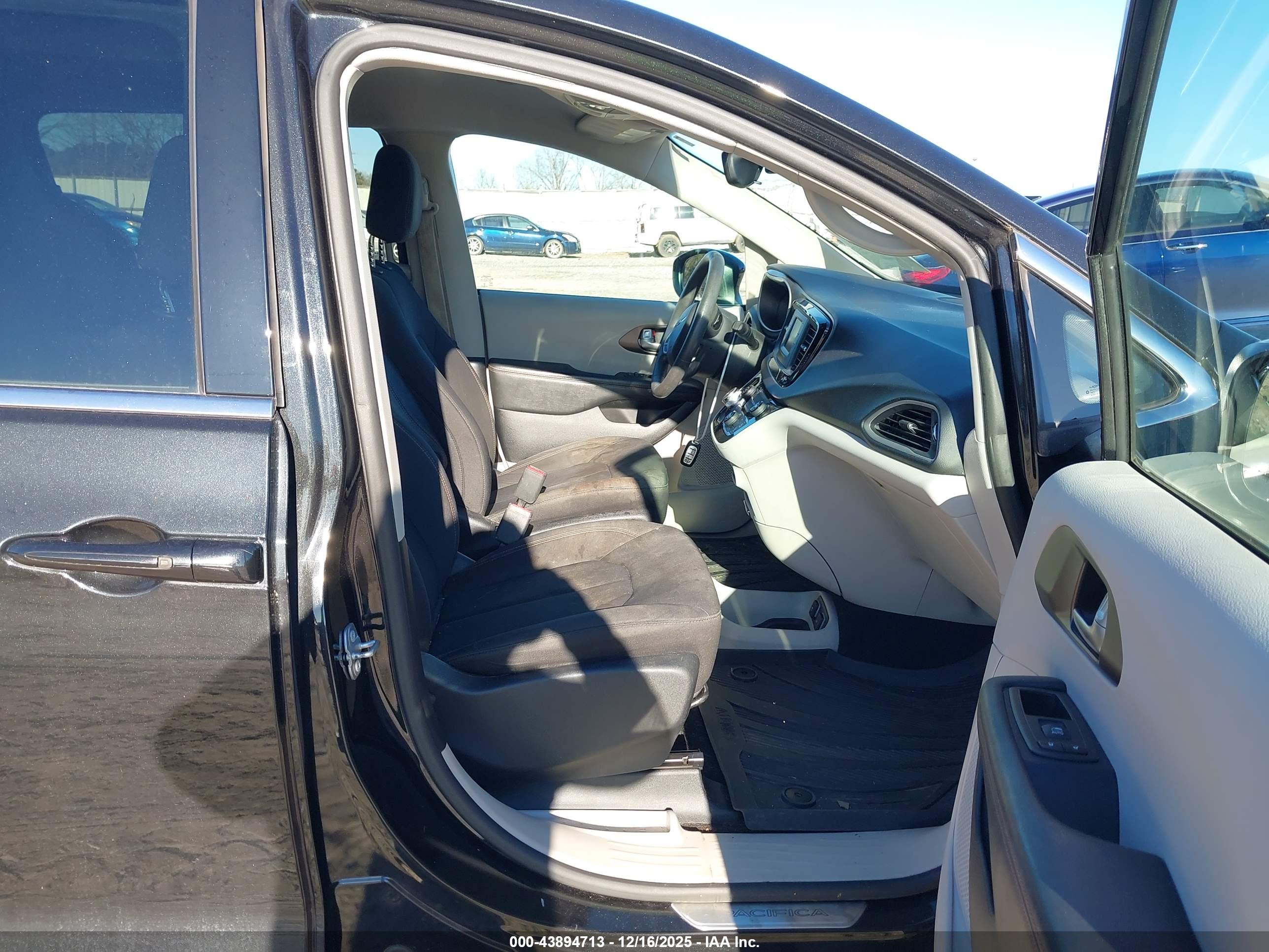 CHRYSLER PACIFICA image 5