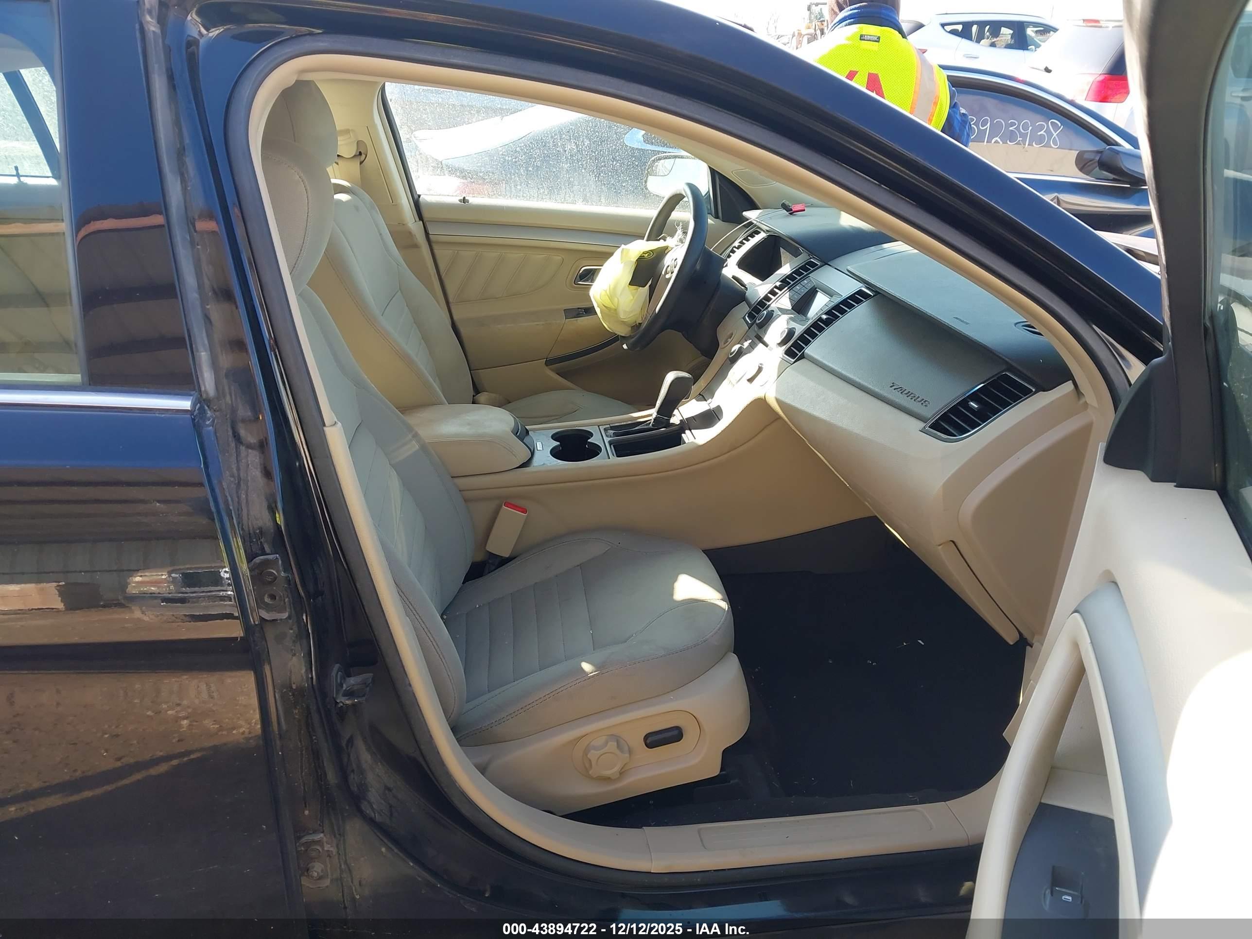 FORD TAURUS image 5