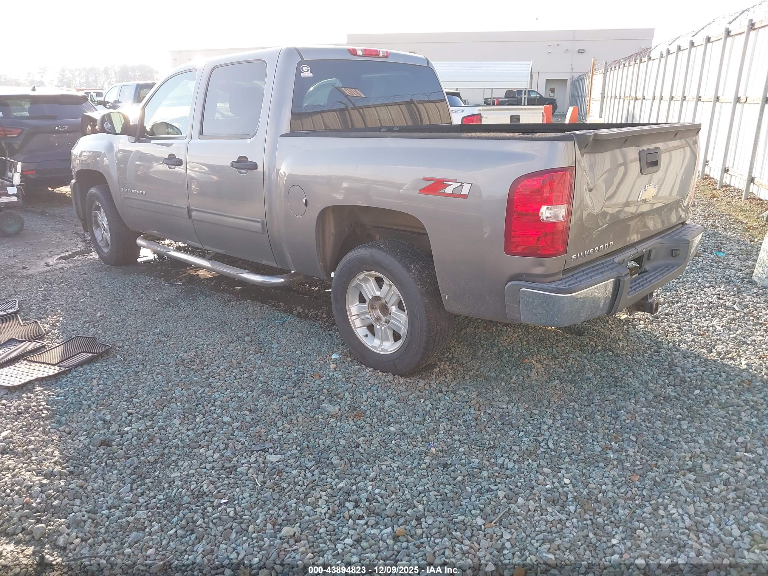 CHEVROLET SILVERADO image 3