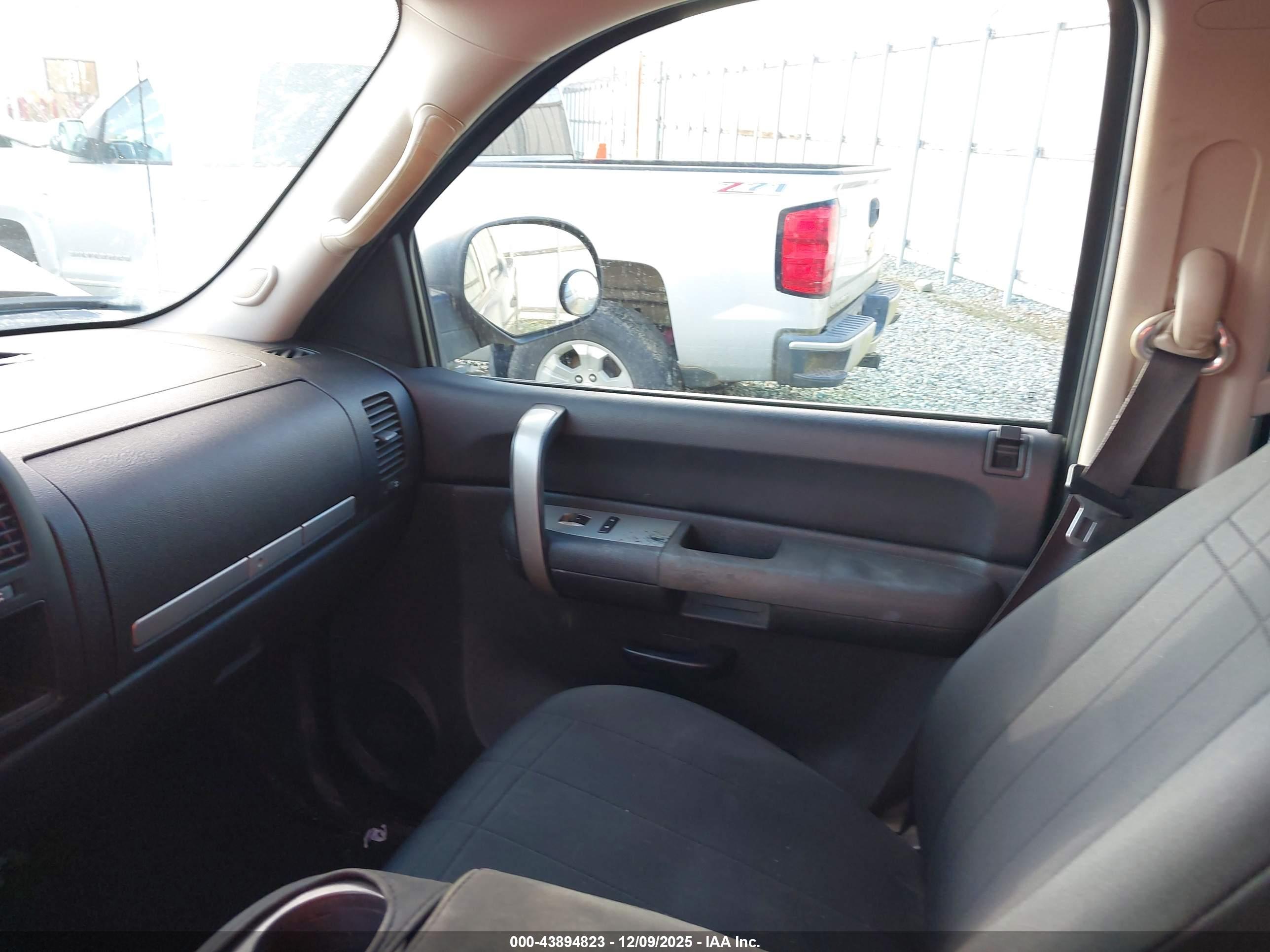 CHEVROLET SILVERADO image 5