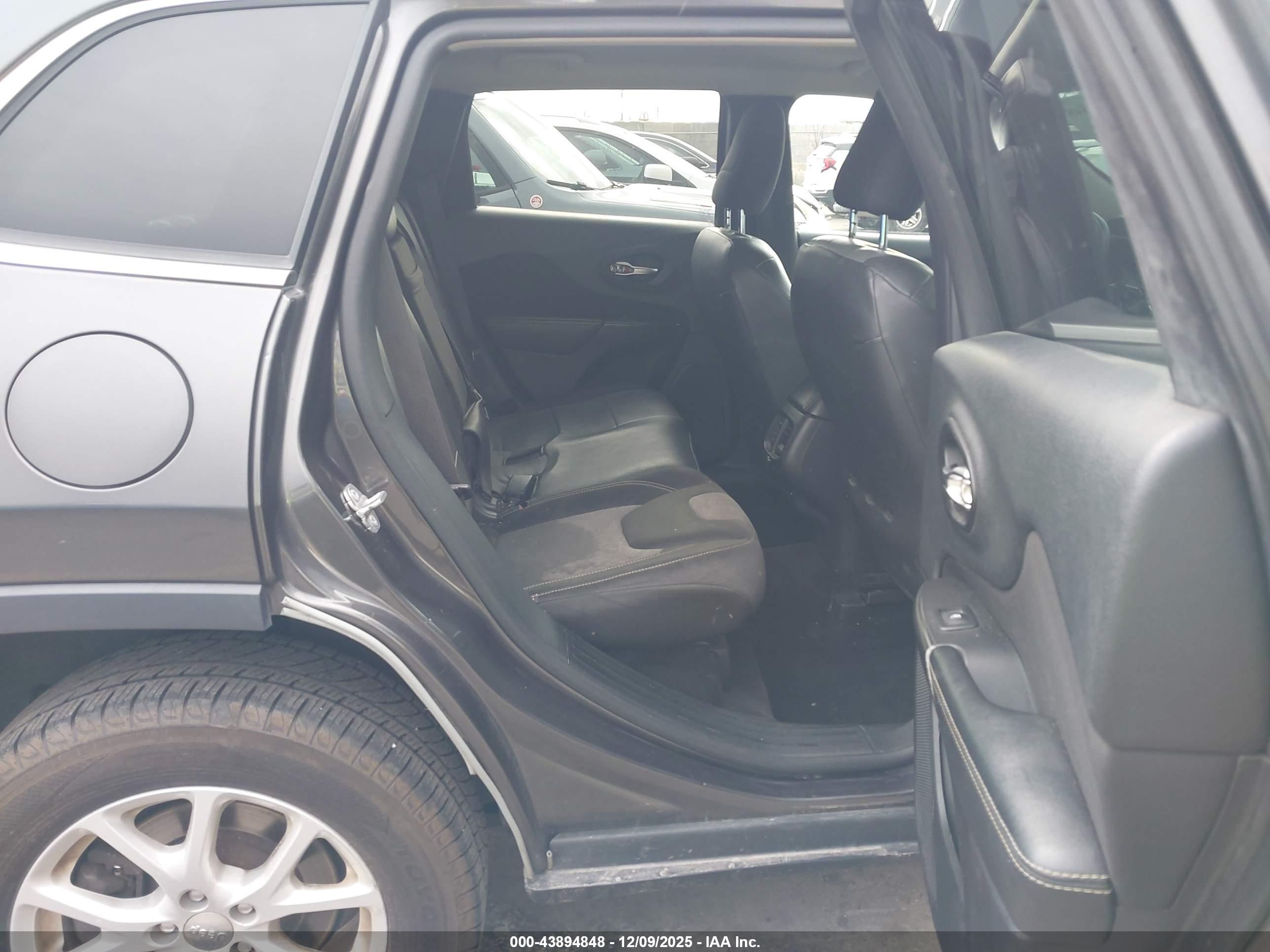 JEEP CHEROKEE image 8