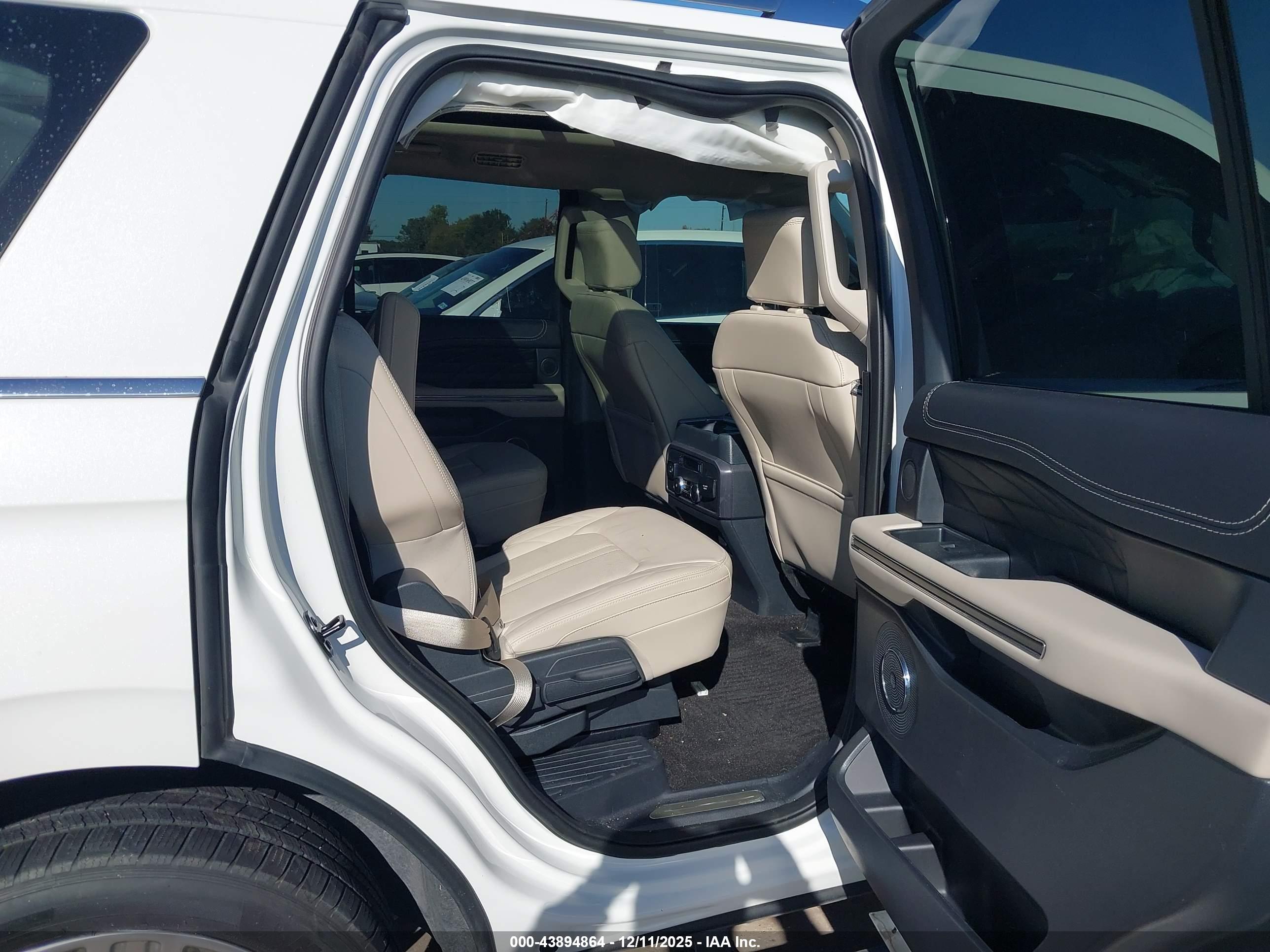 FORD EXPEDITION image 8