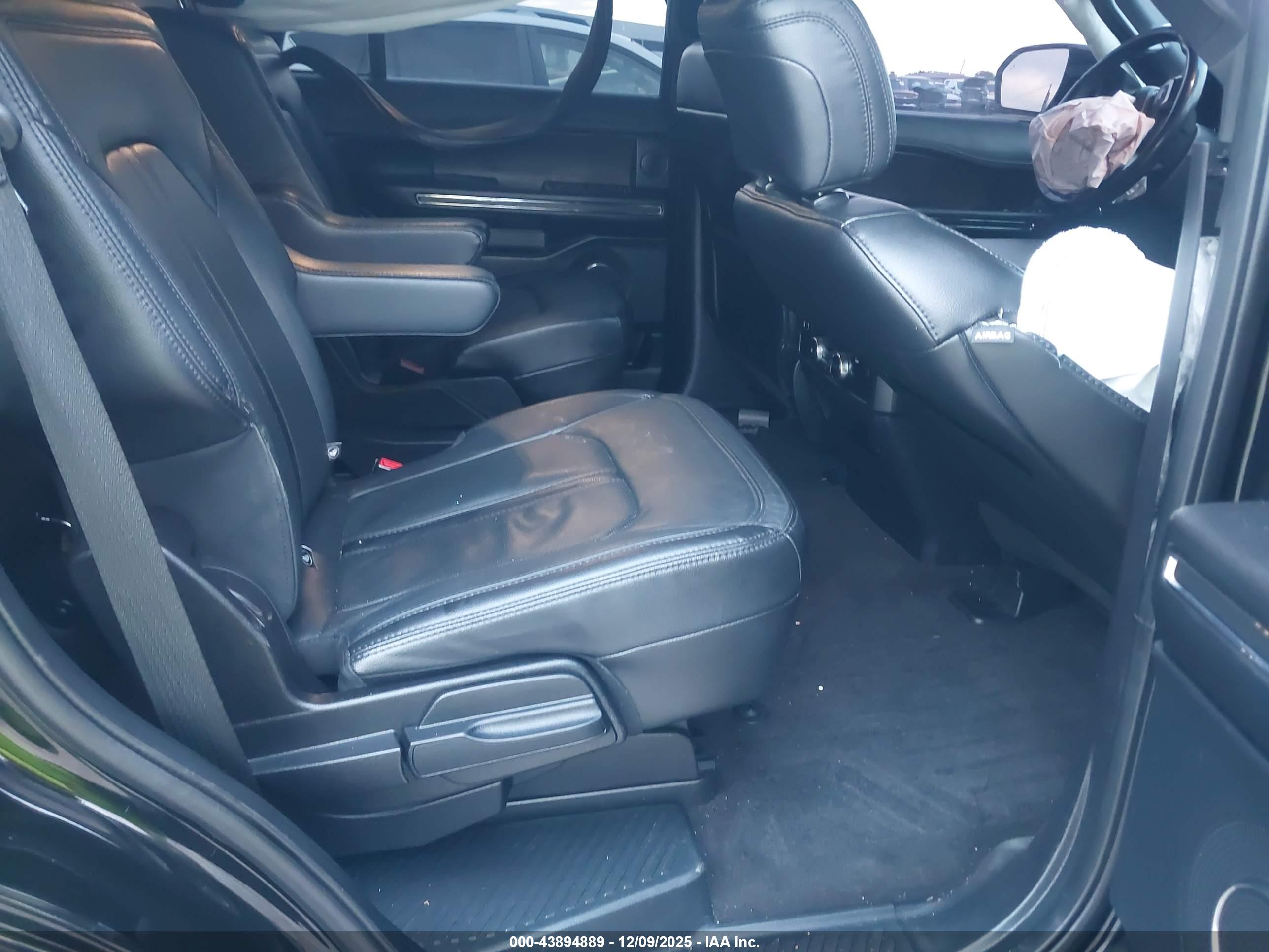 FORD EXPEDITION image 8