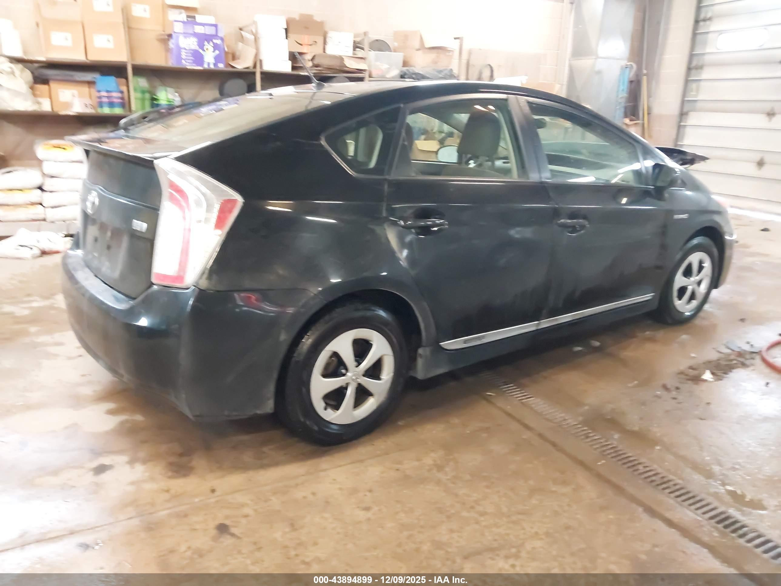 TOYOTA PRIUS image 4