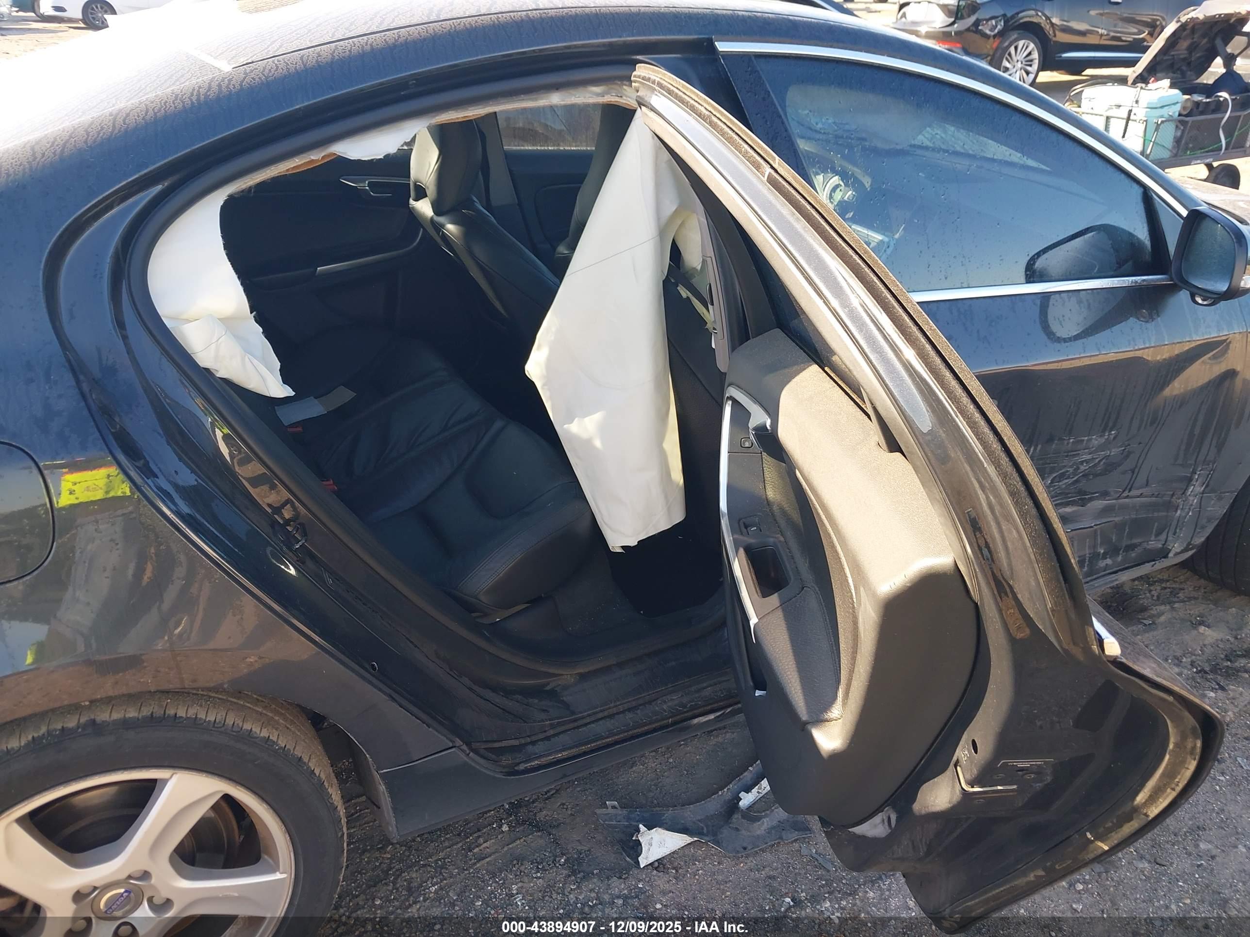 VOLVO S60 image 8