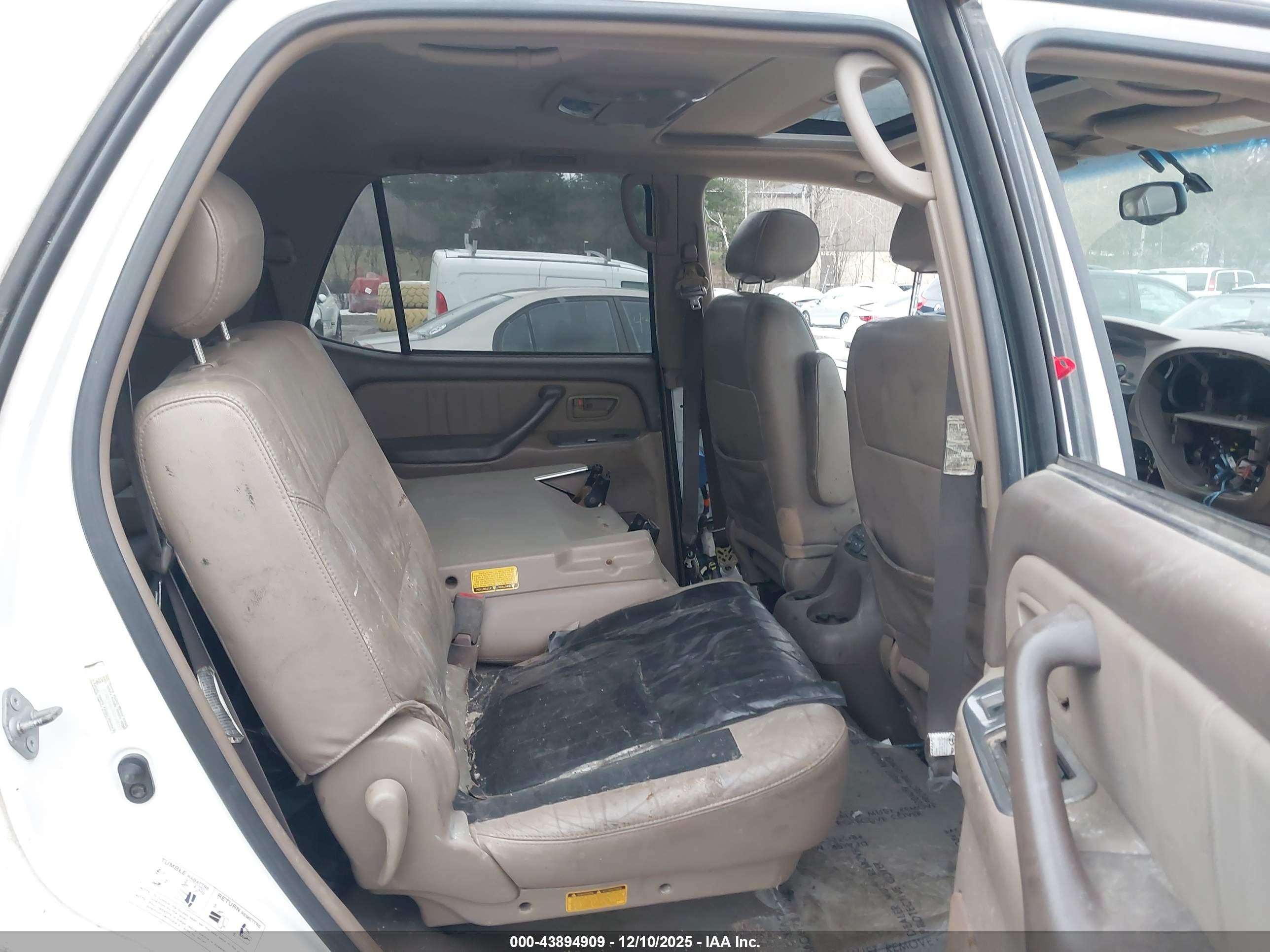 TOYOTA SEQUOIA image 8