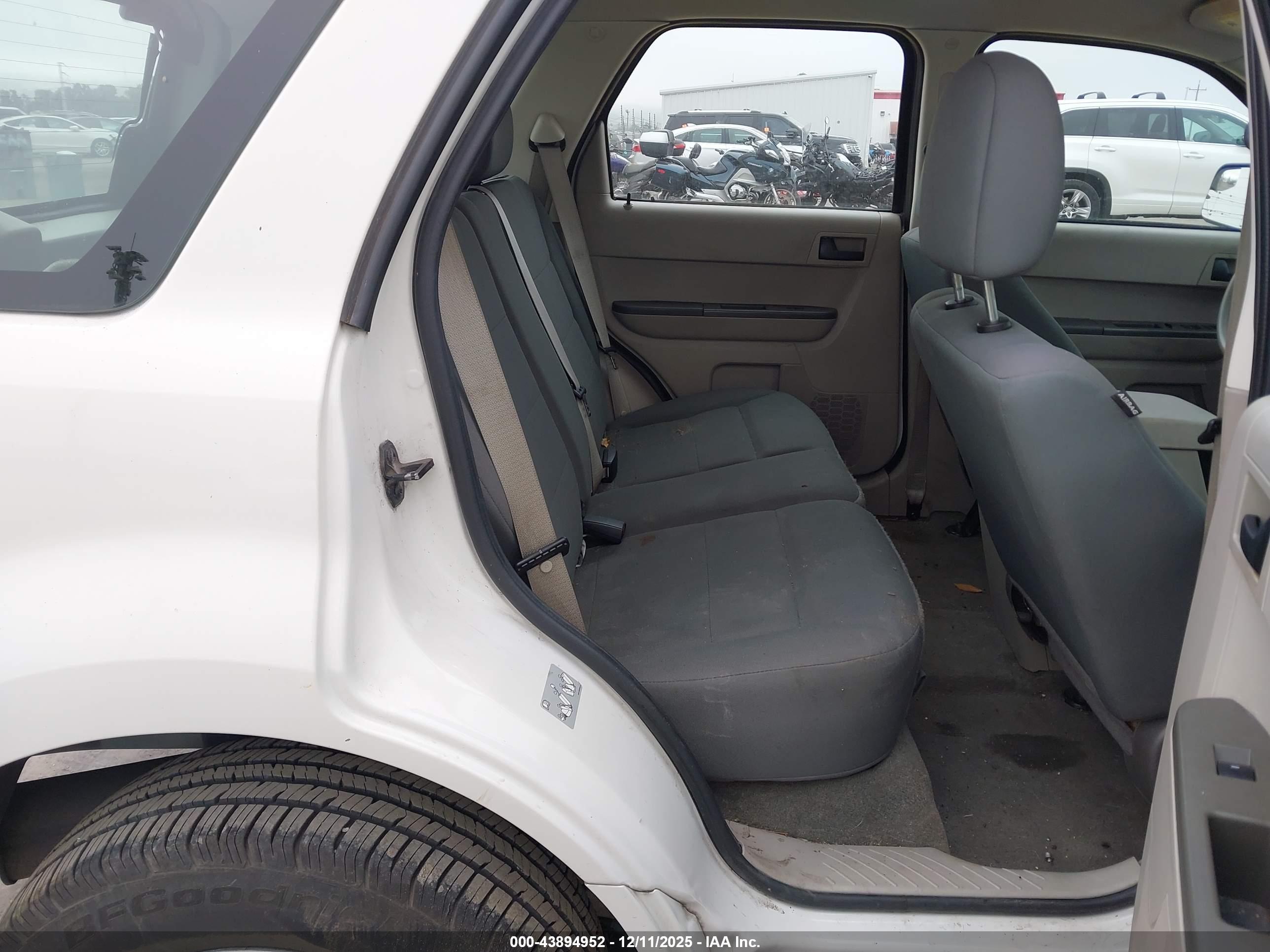 FORD ESCAPE image 8