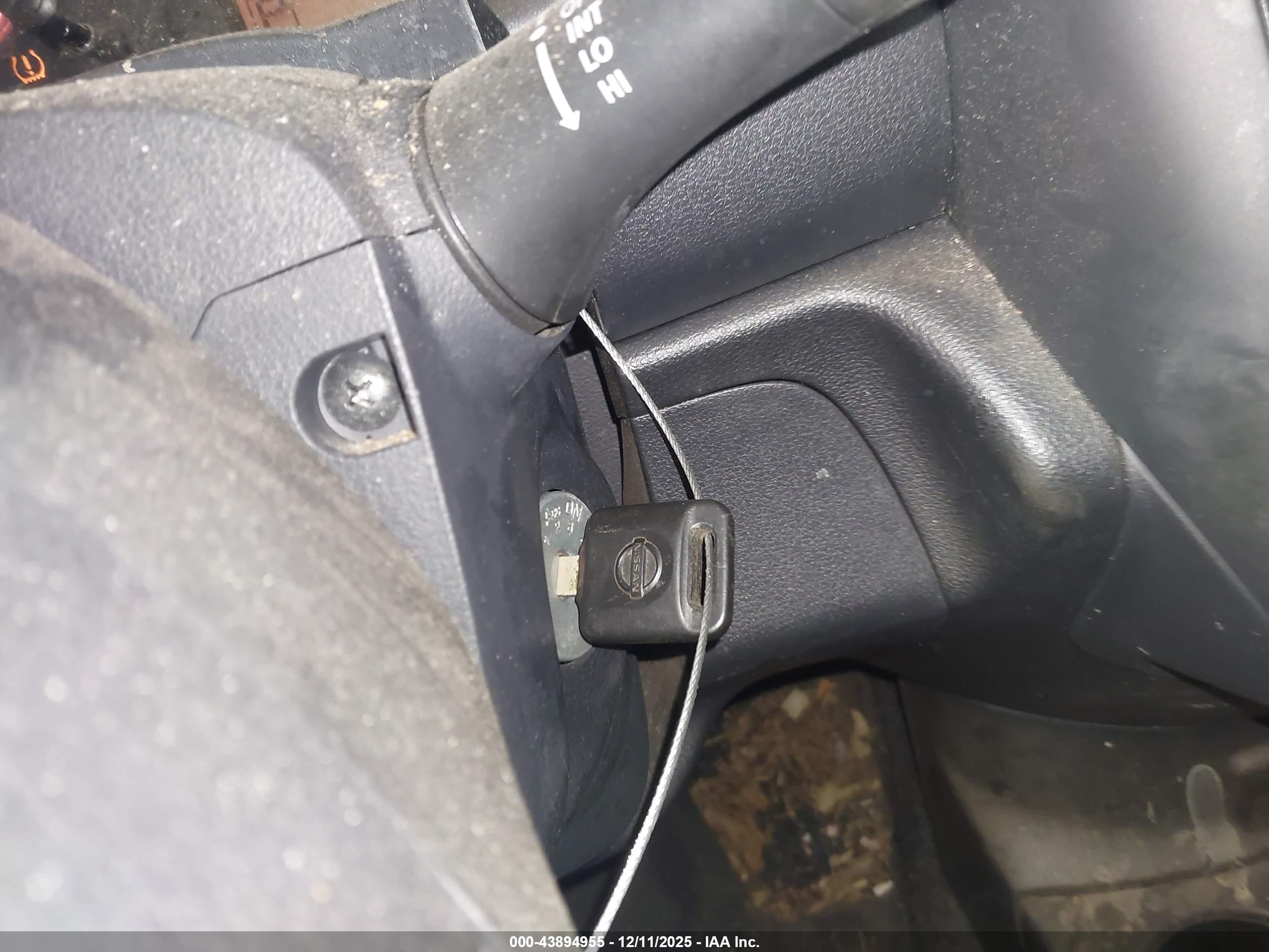 NISSAN VERSA image 11