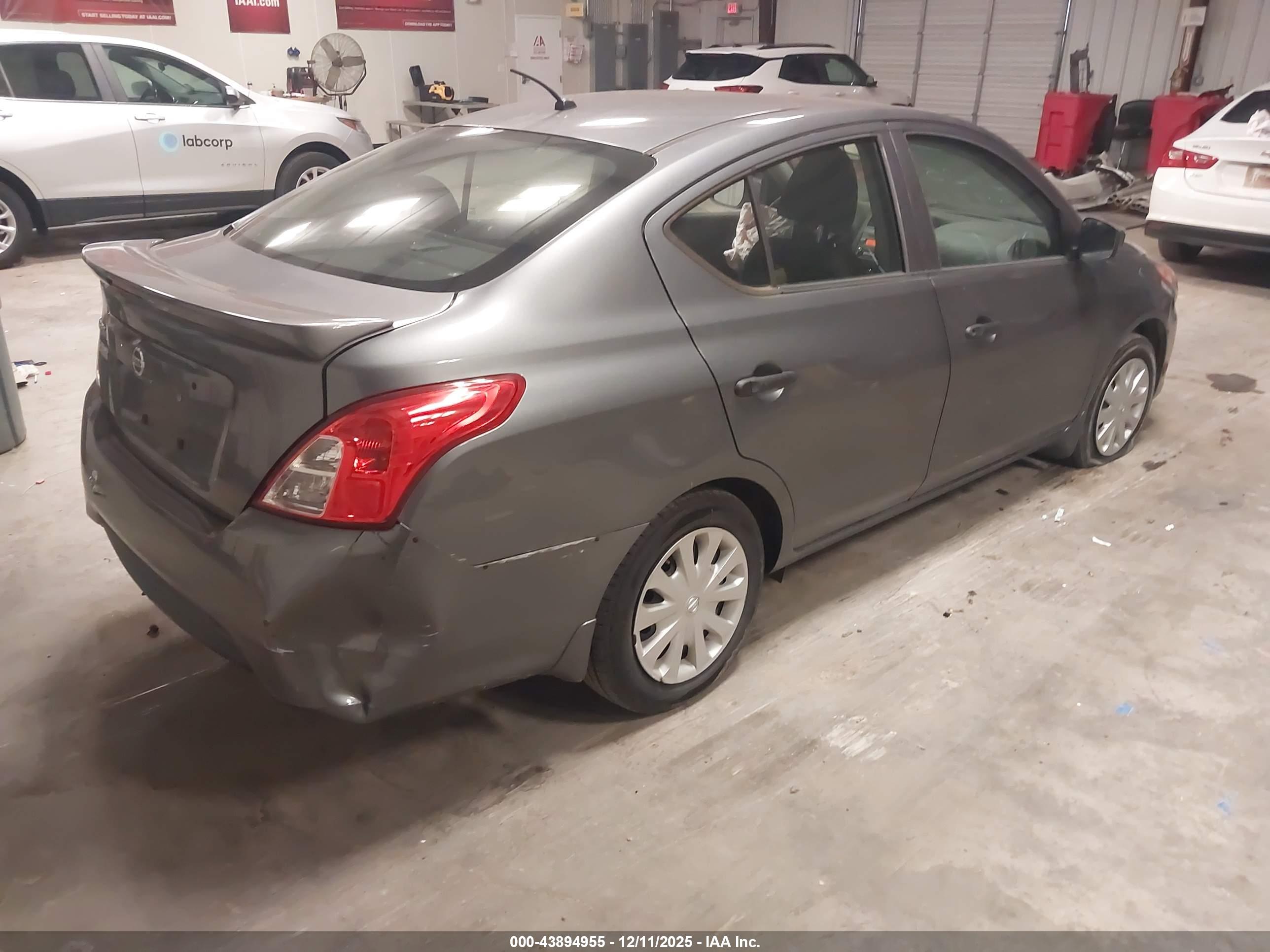 NISSAN VERSA image 4