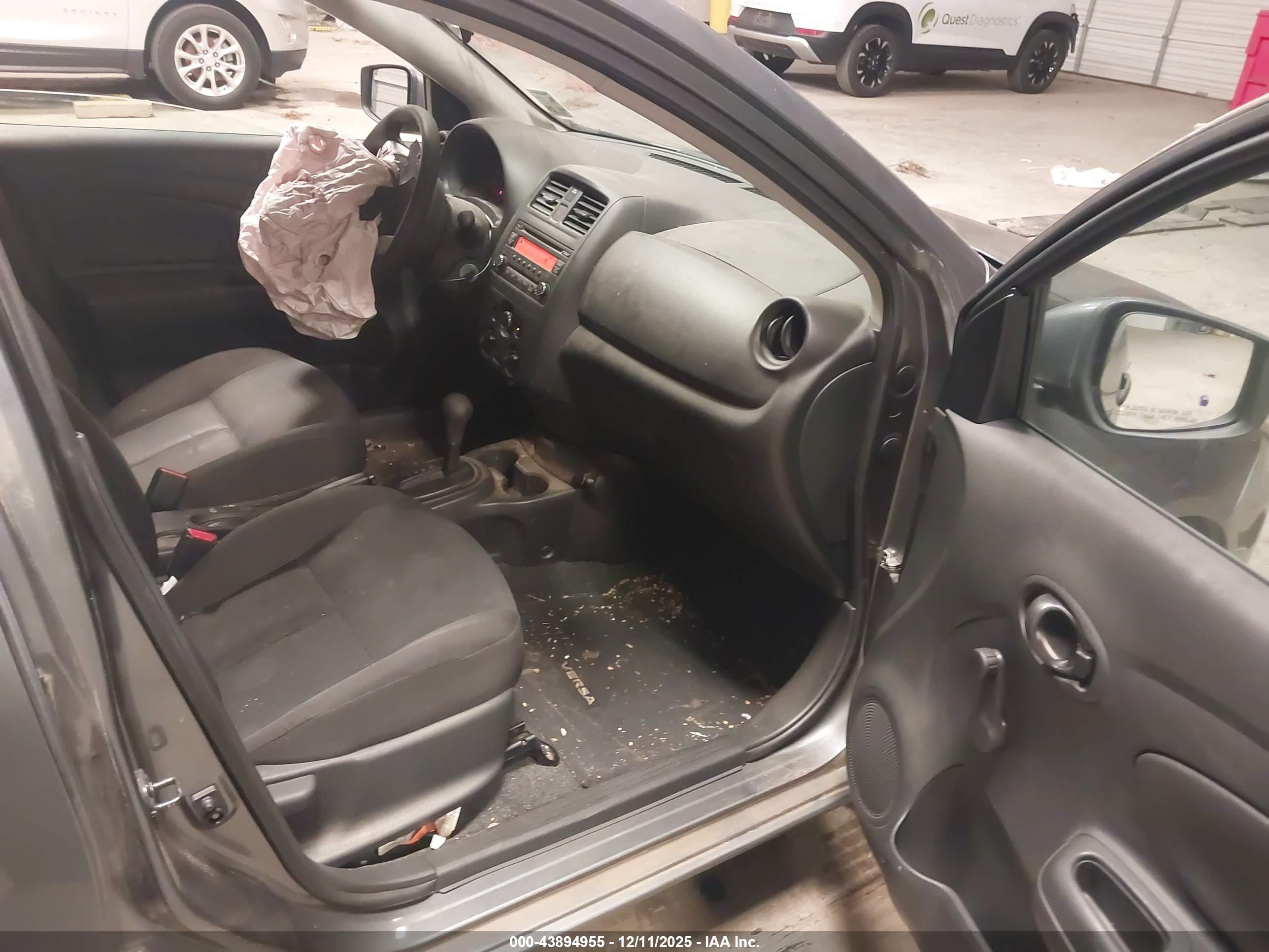 NISSAN VERSA image 5