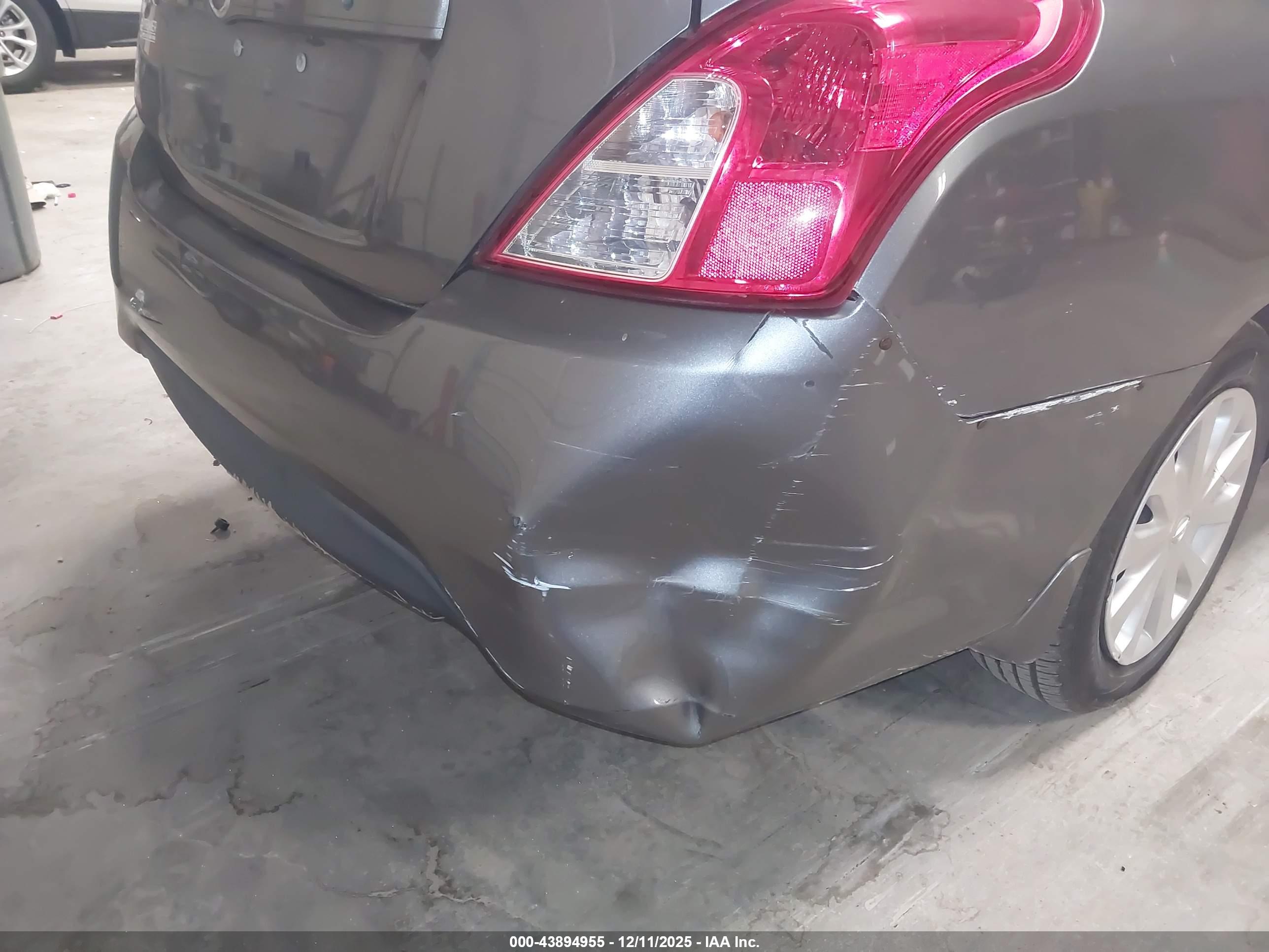 NISSAN VERSA image 6