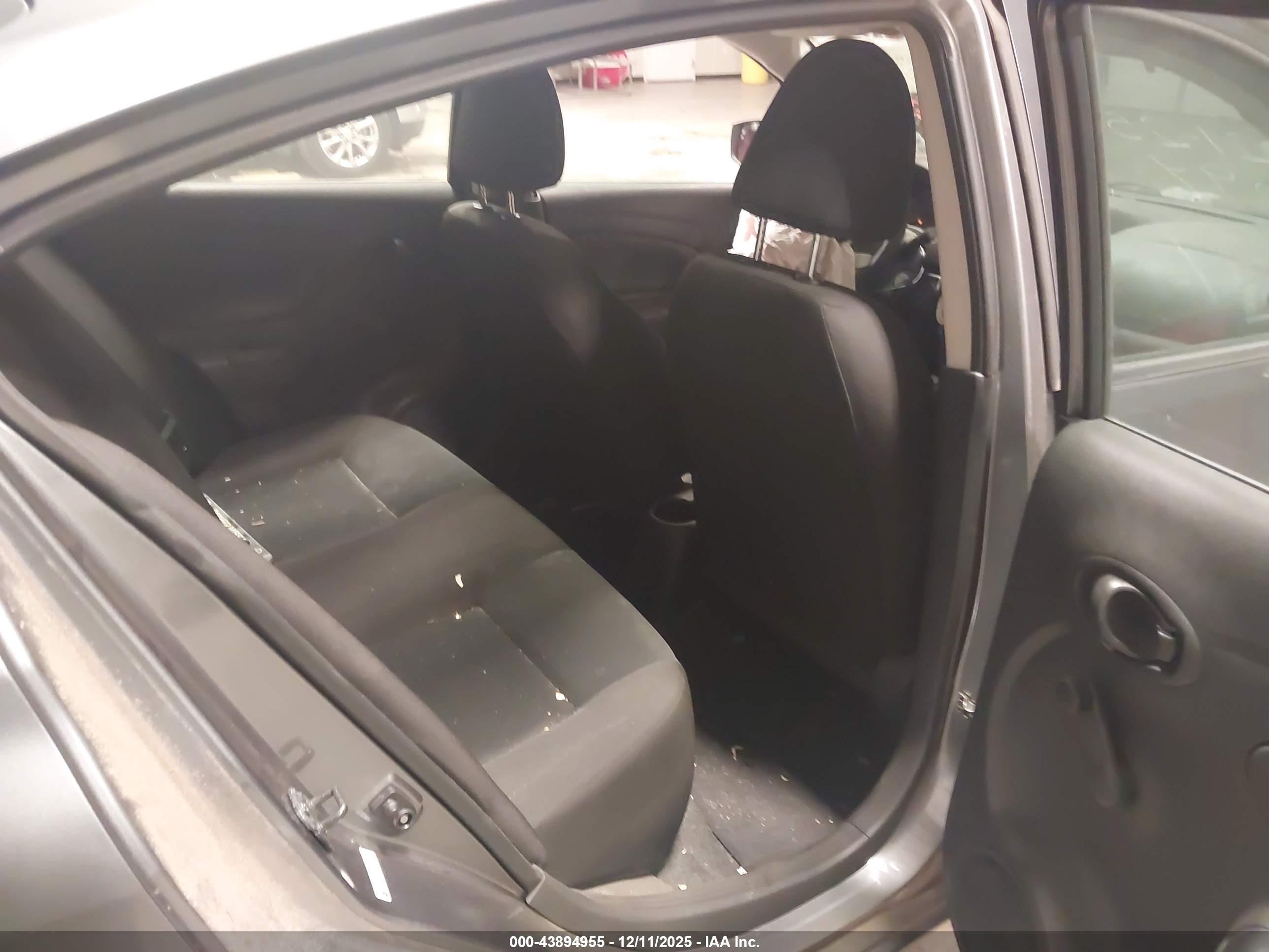 NISSAN VERSA image 8