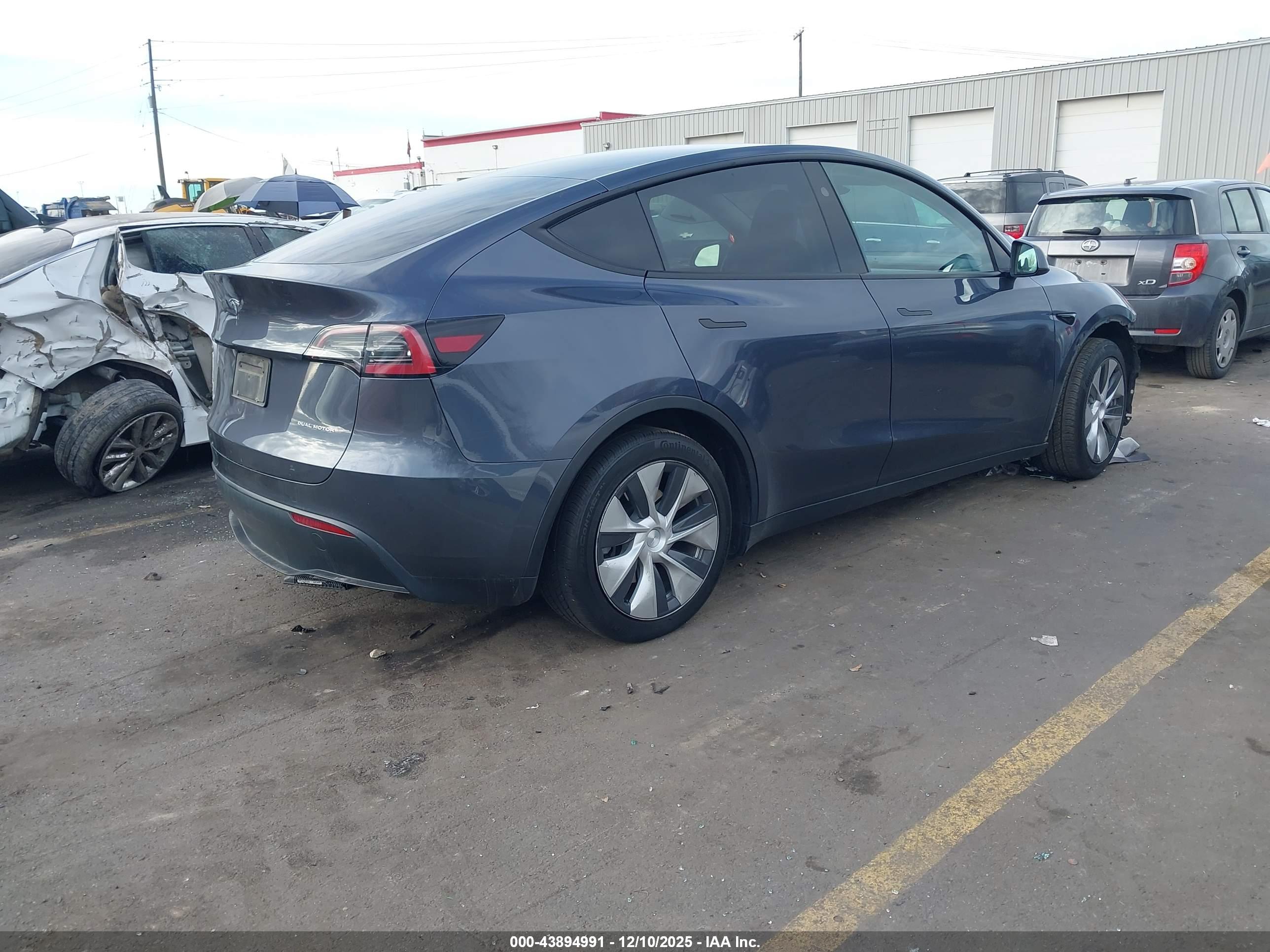 TESLA MODEL image 4