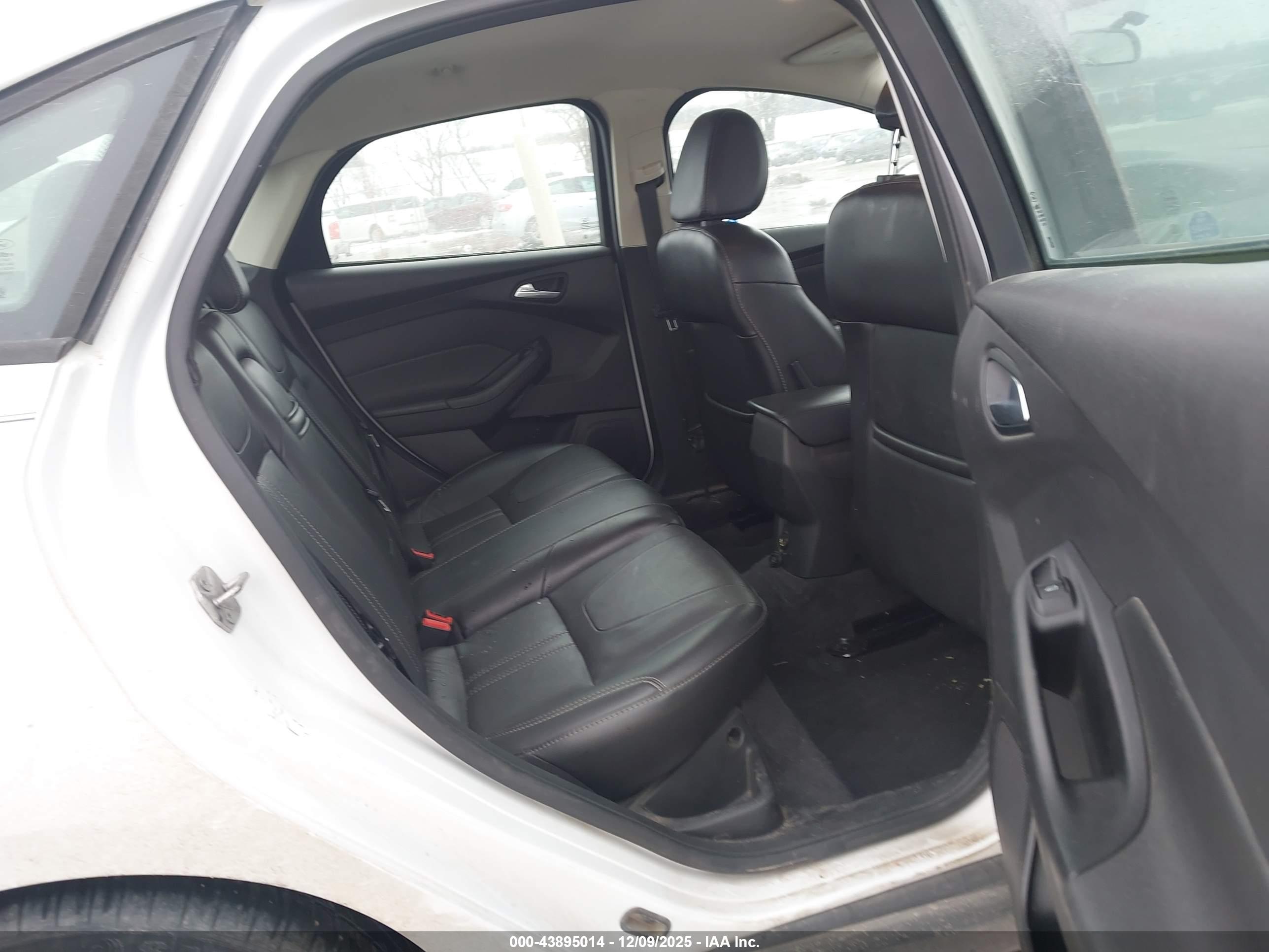 FORD FOCUS image 8