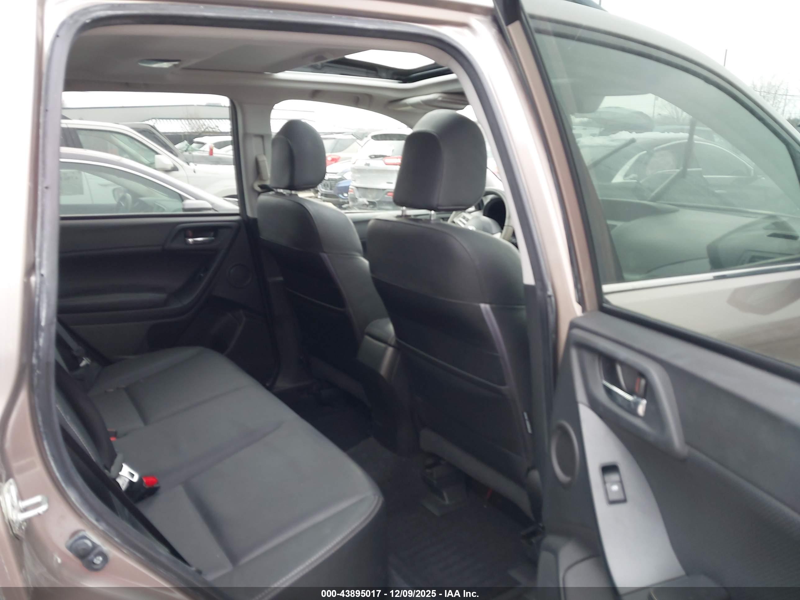 SUBARU FORESTER image 8