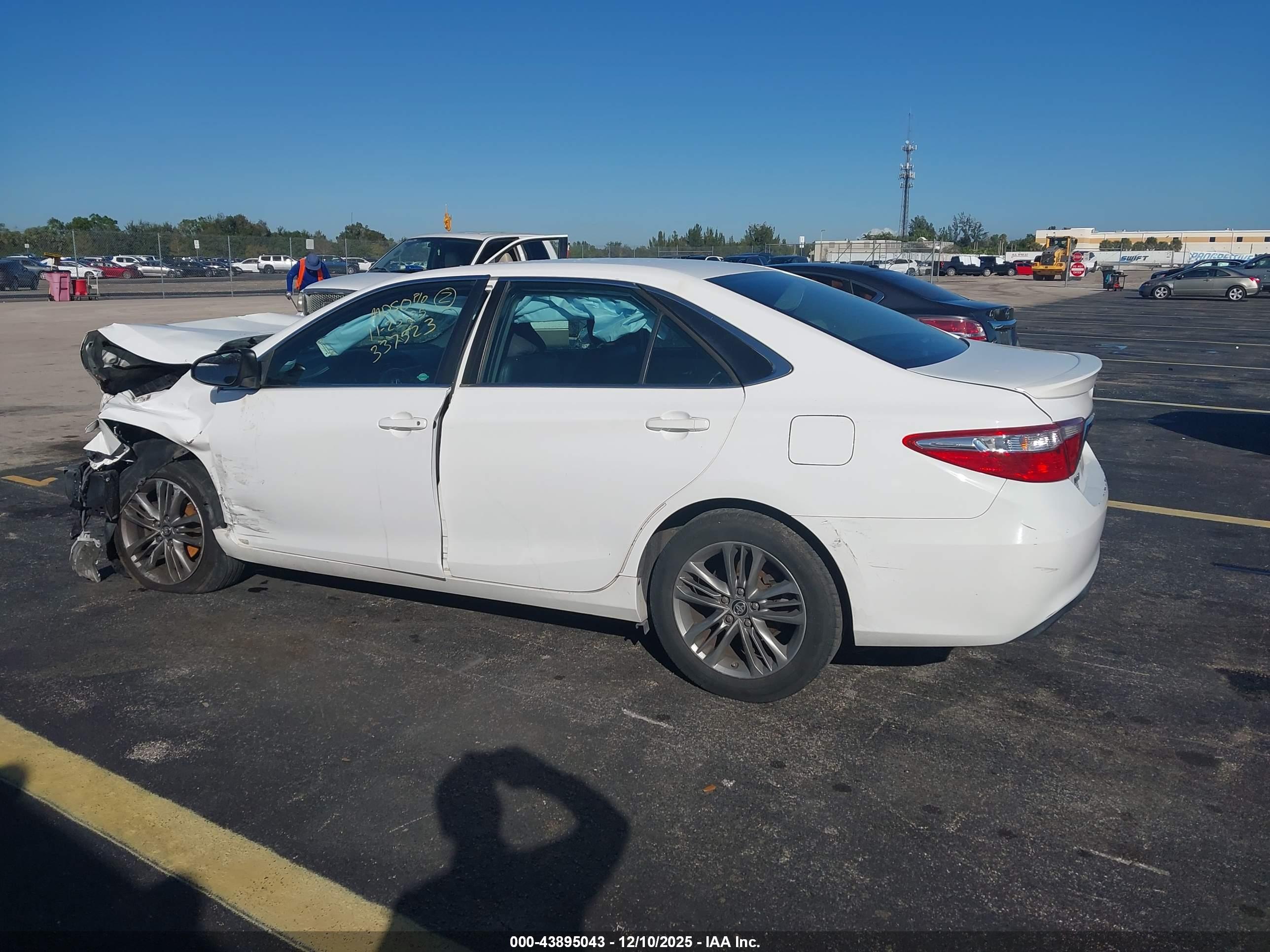 TOYOTA CAMRY image 3