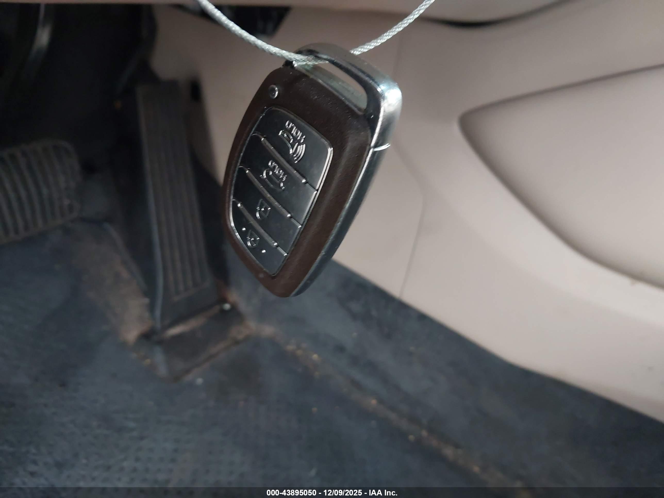 HYUNDAI TUCSON image 11