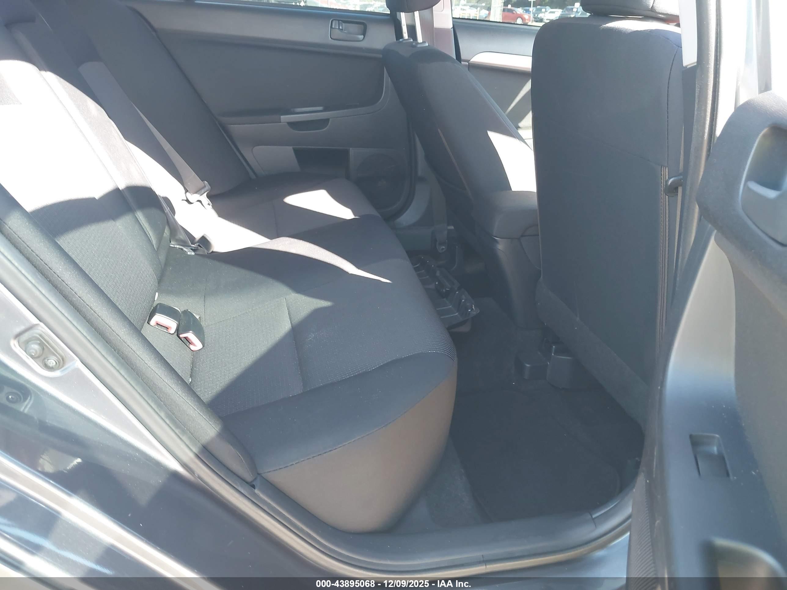 MITSUBISHI LANCER image 8