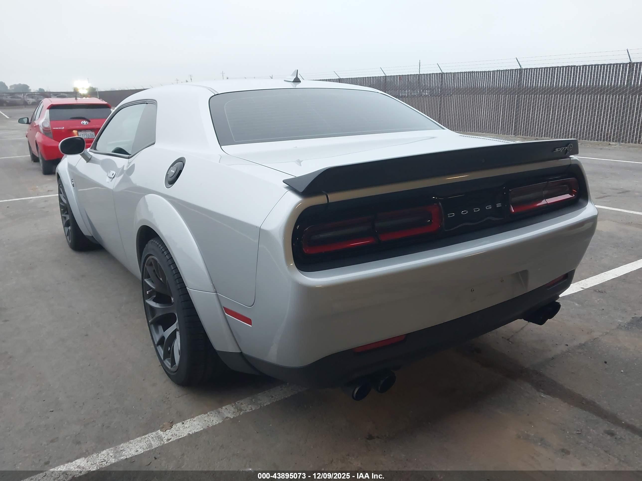 DODGE CHALLENGER image 3