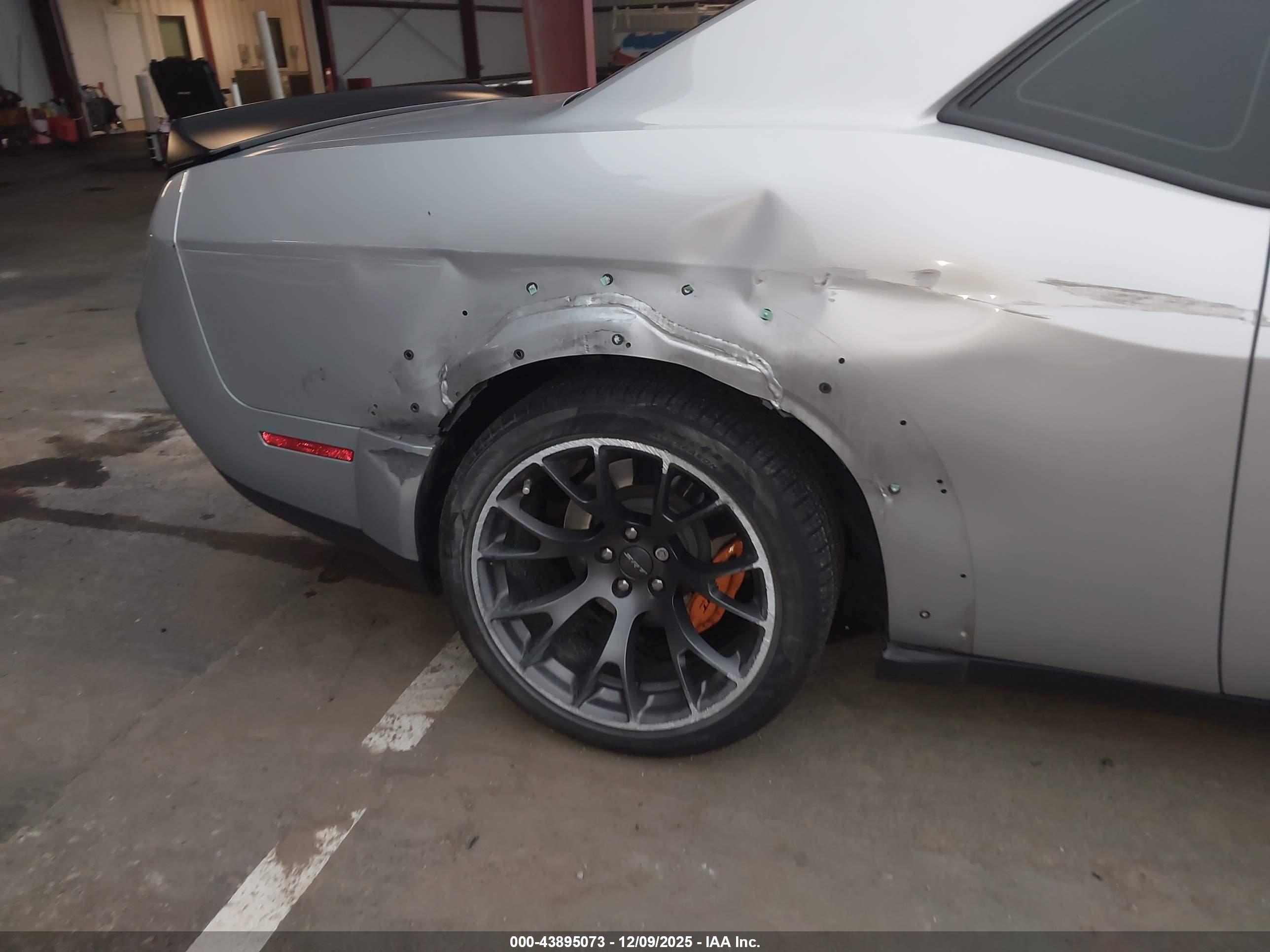 DODGE CHALLENGER image 6