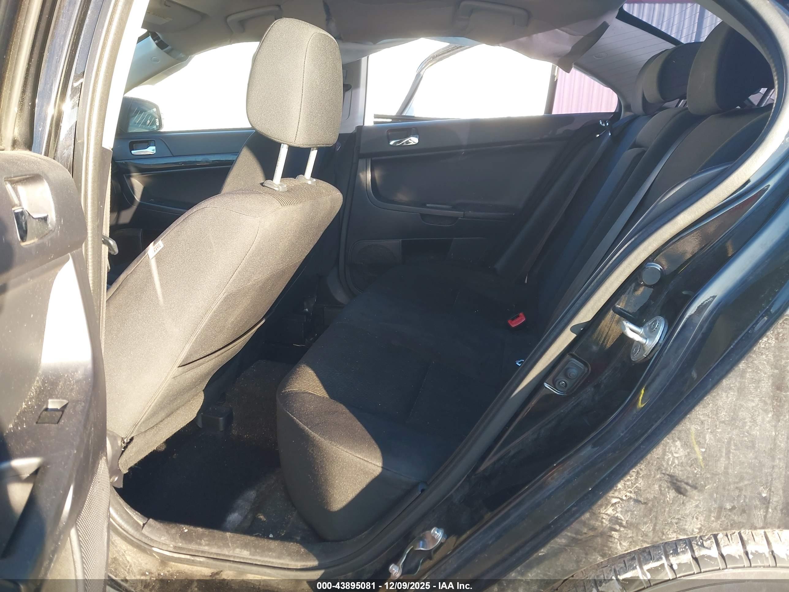MITSUBISHI LANCER image 8