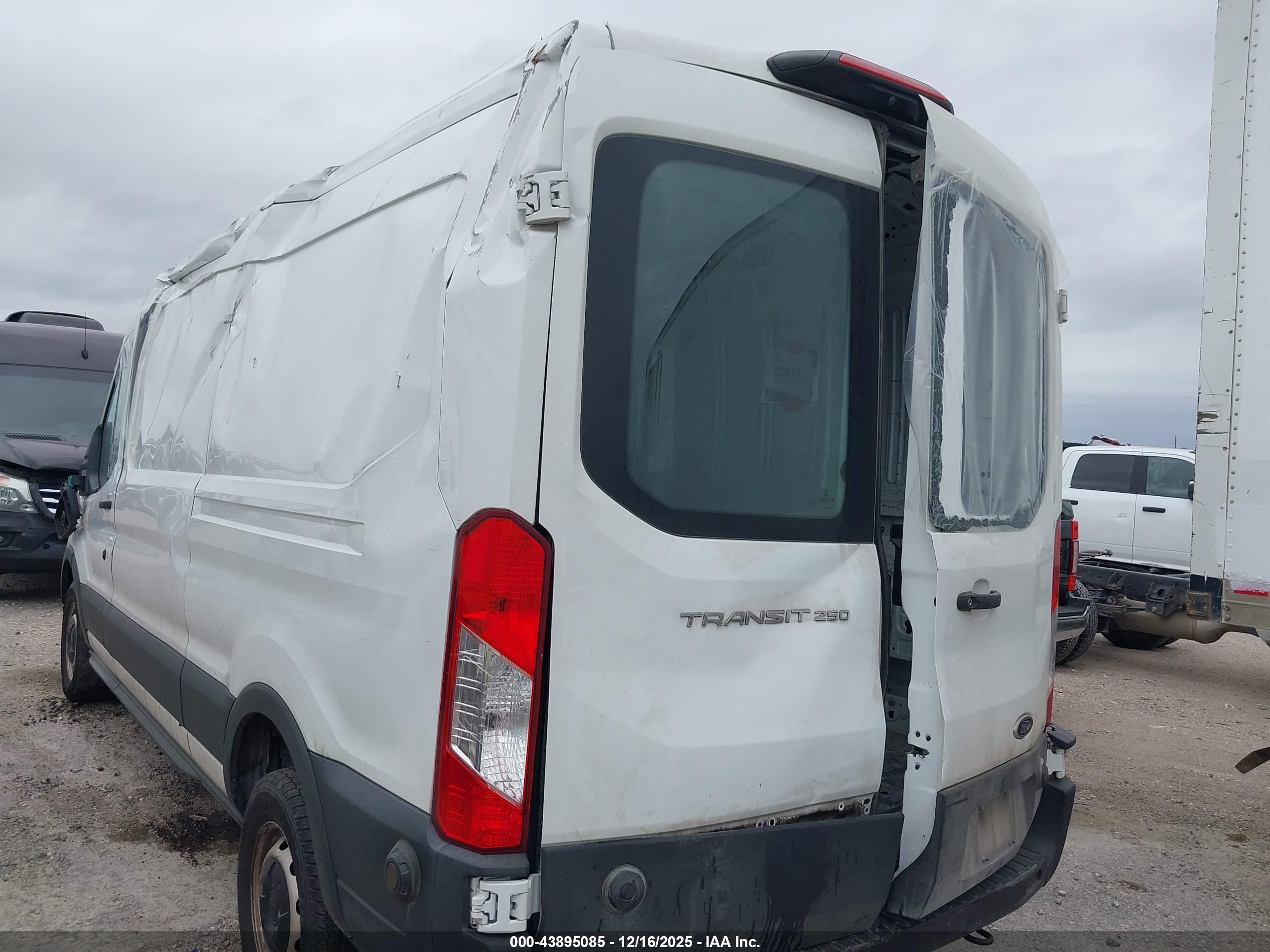FORD TRANSIT-250 image 3