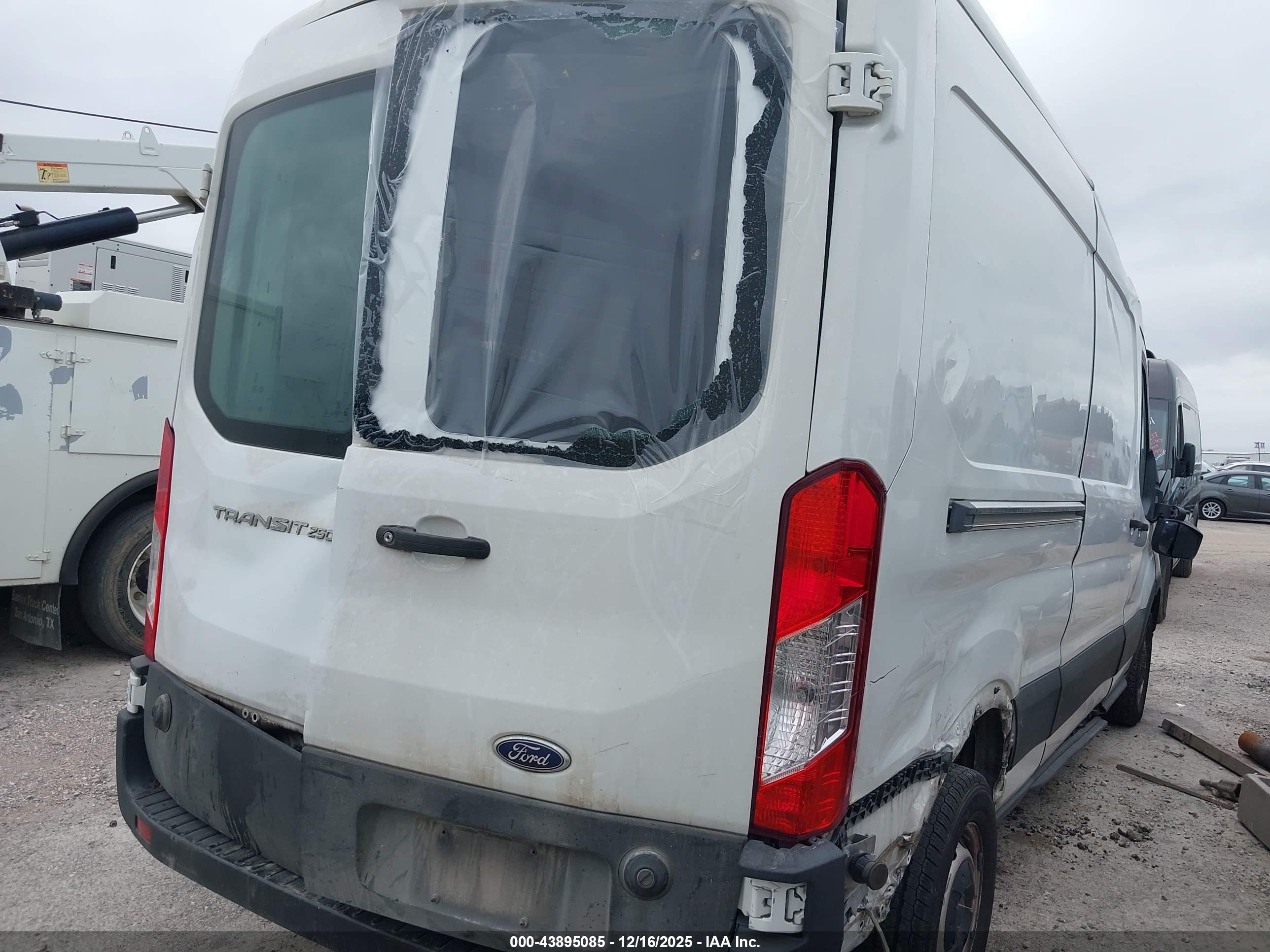 FORD TRANSIT-250 image 4