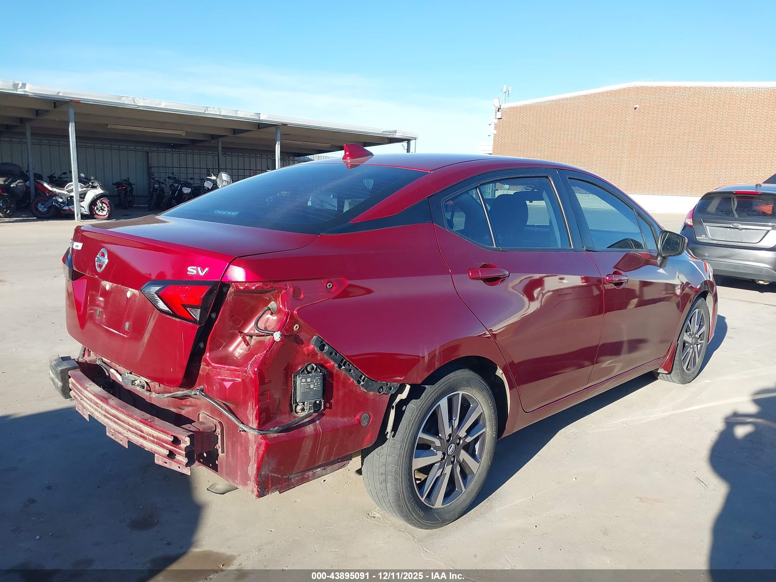 NISSAN VERSA image 4