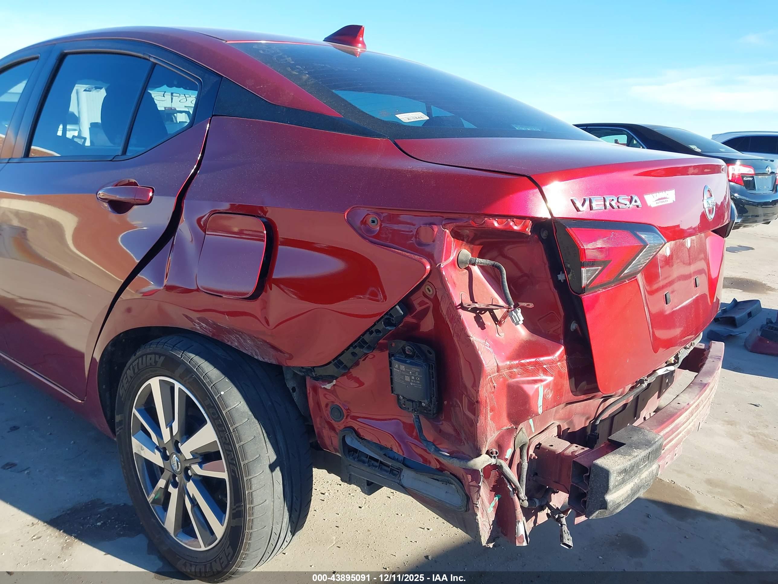 NISSAN VERSA image 6