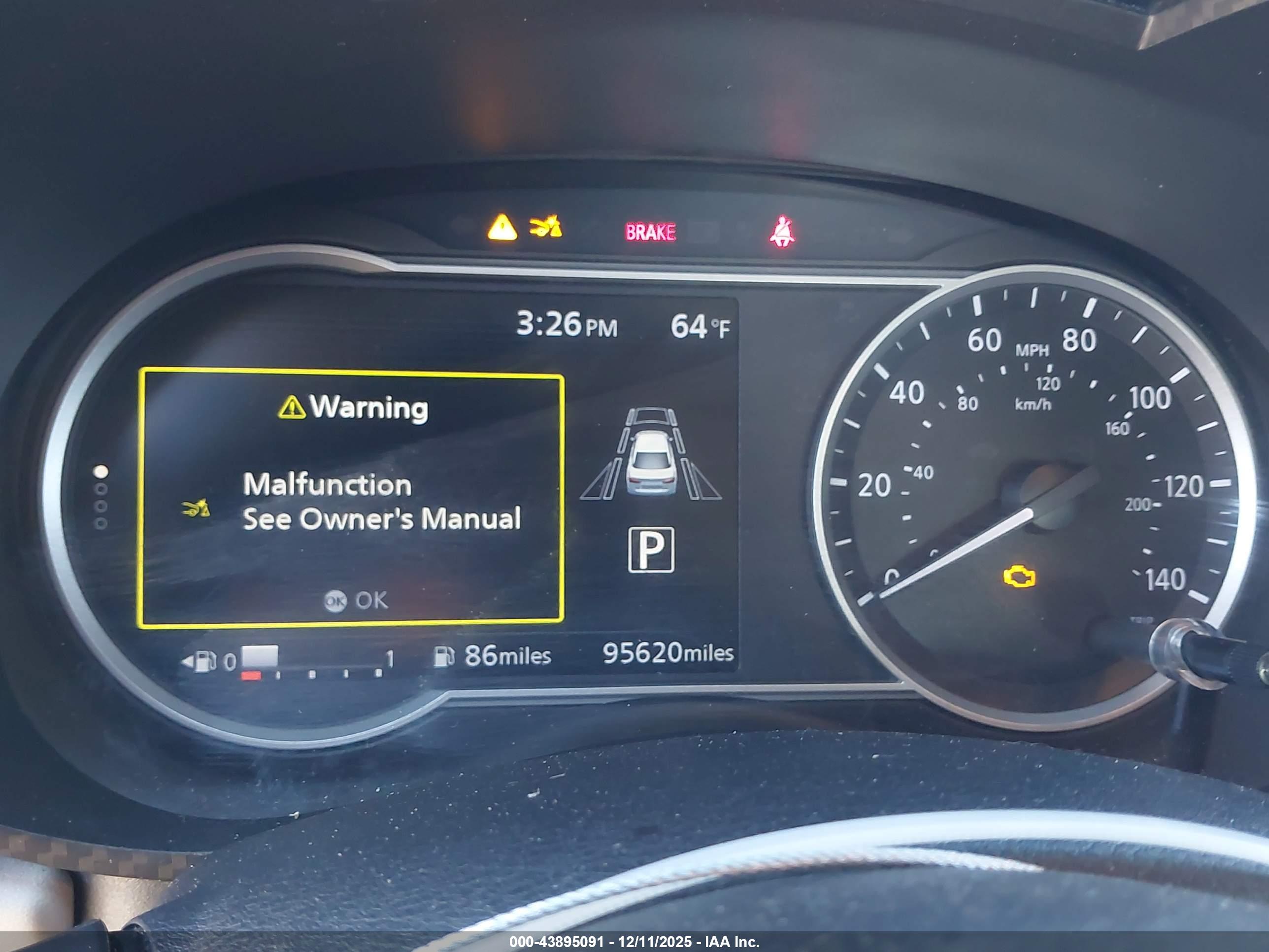 NISSAN VERSA image 7