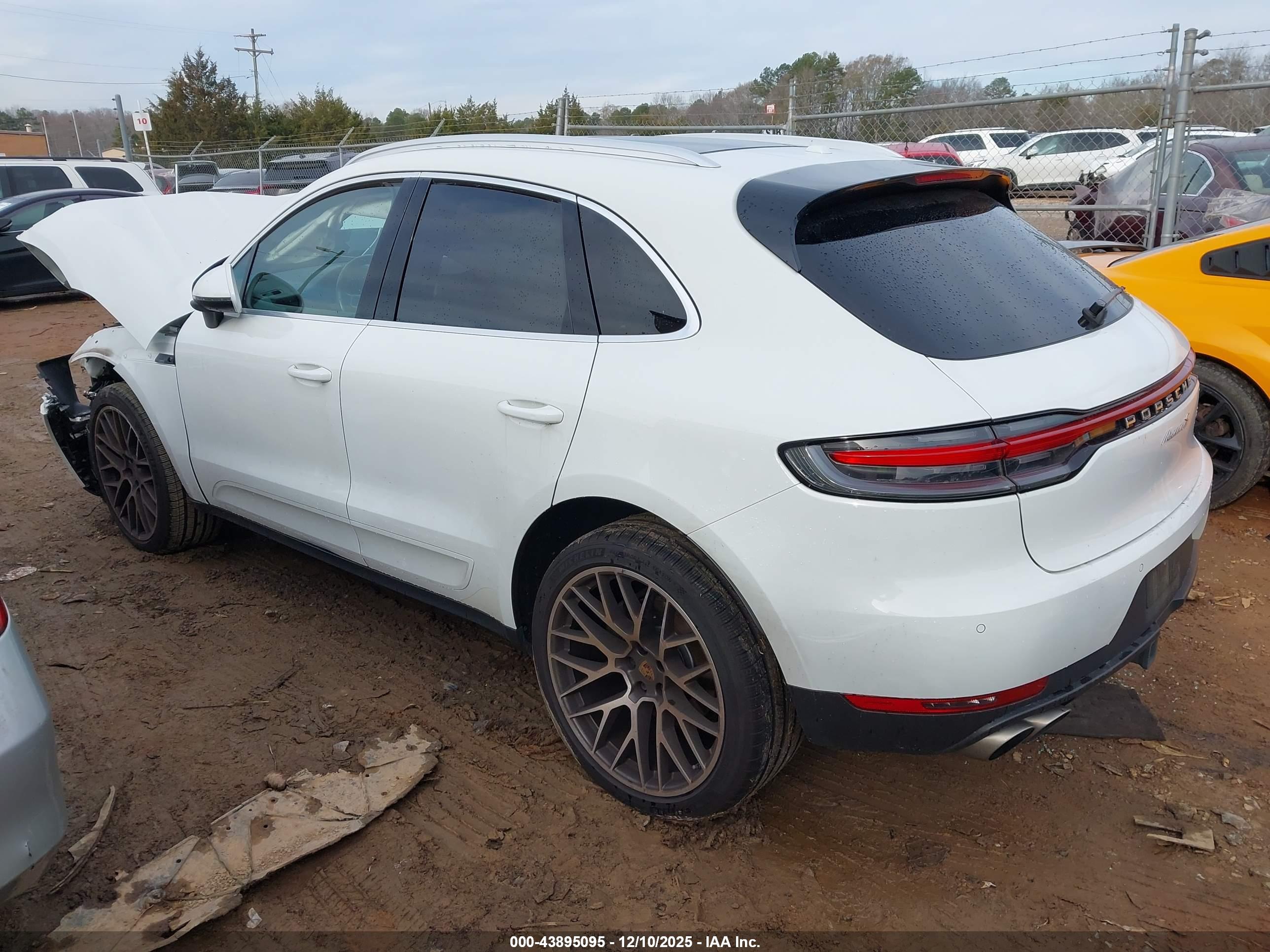 PORSCHE MACAN image 3