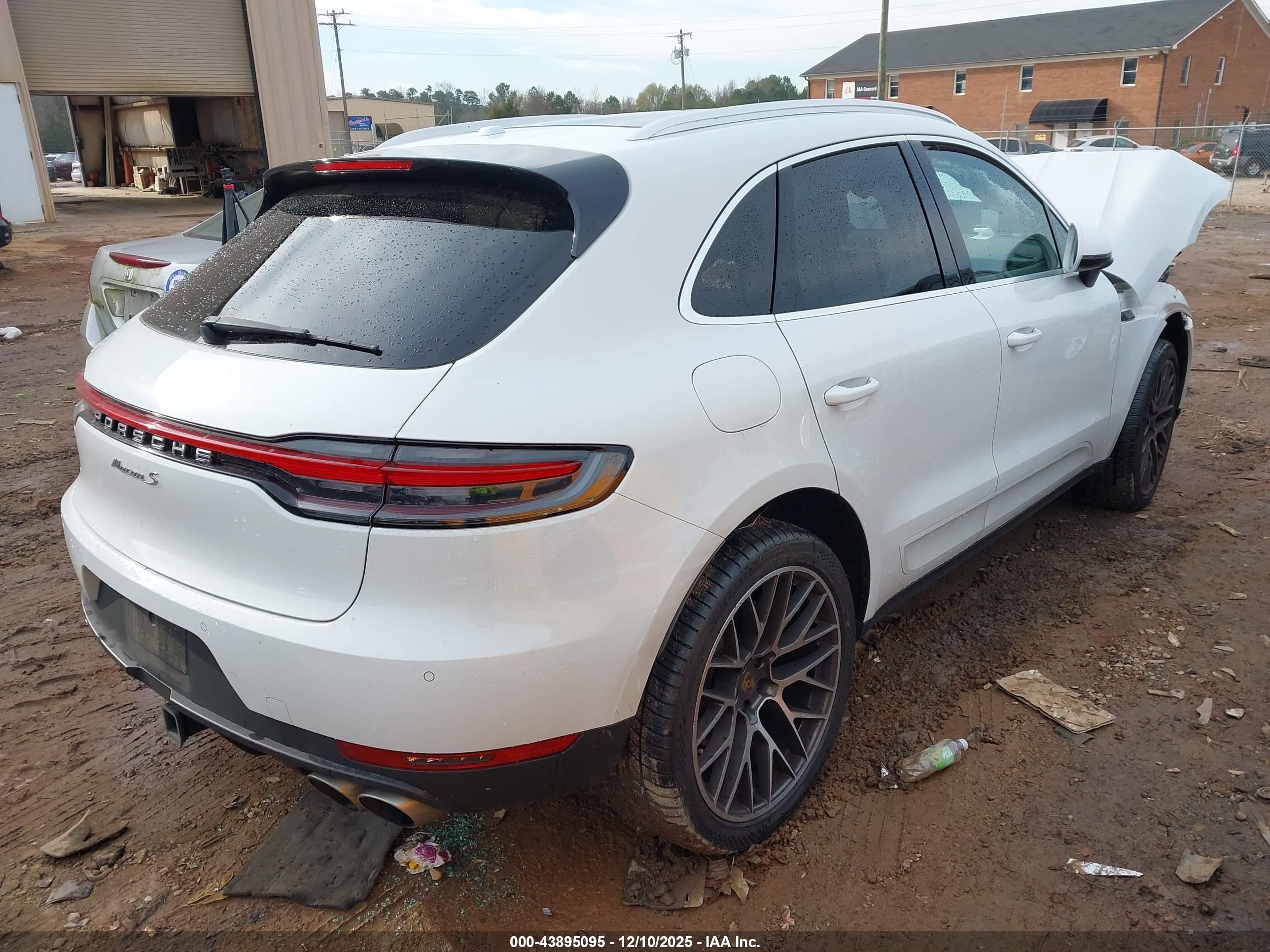 PORSCHE MACAN image 4