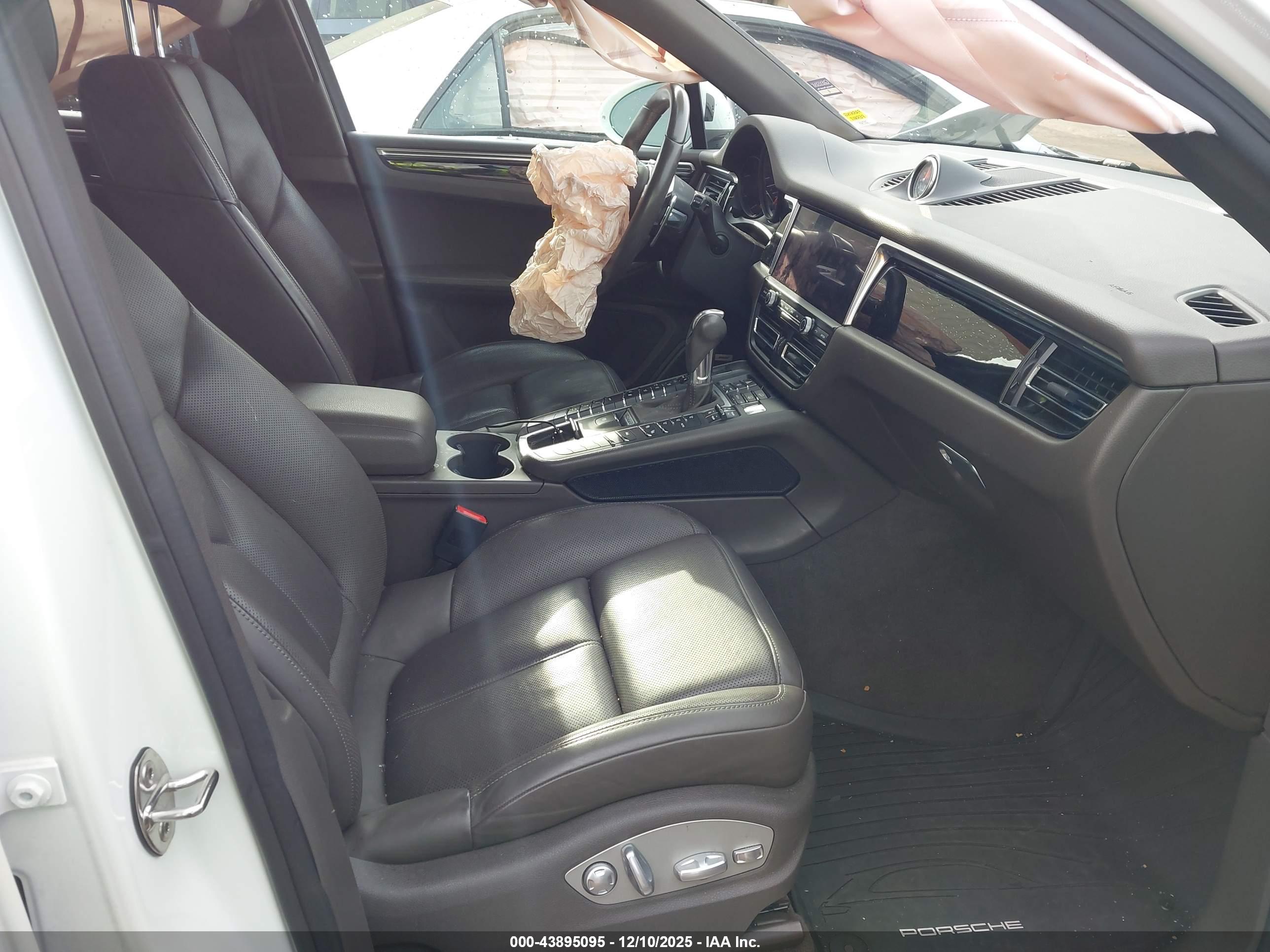 PORSCHE MACAN image 5