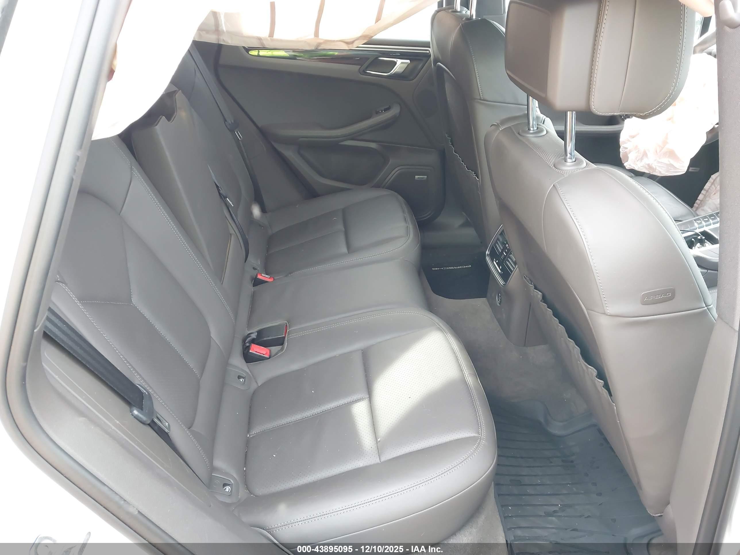 PORSCHE MACAN image 8