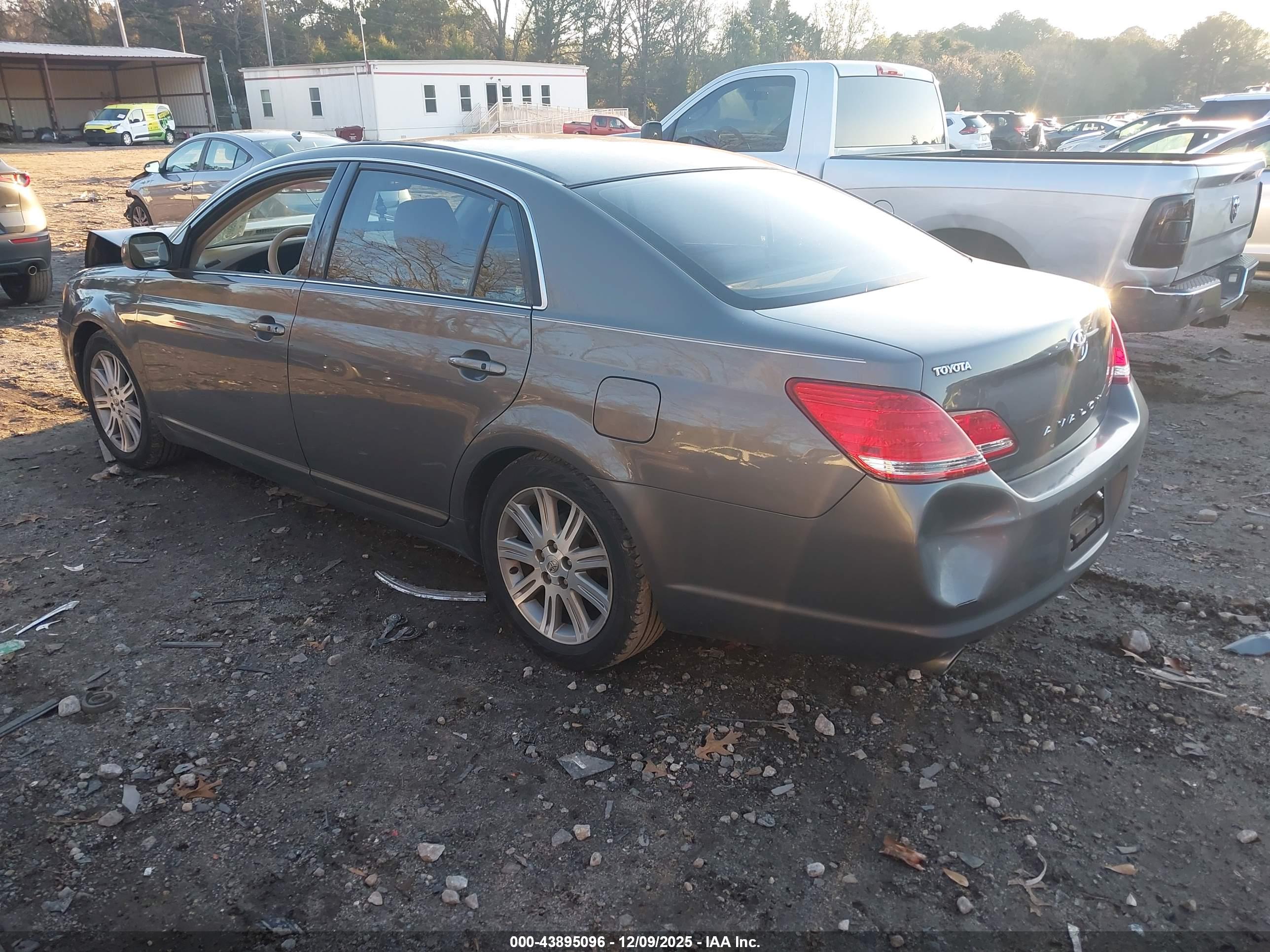 TOYOTA AVALON image 3