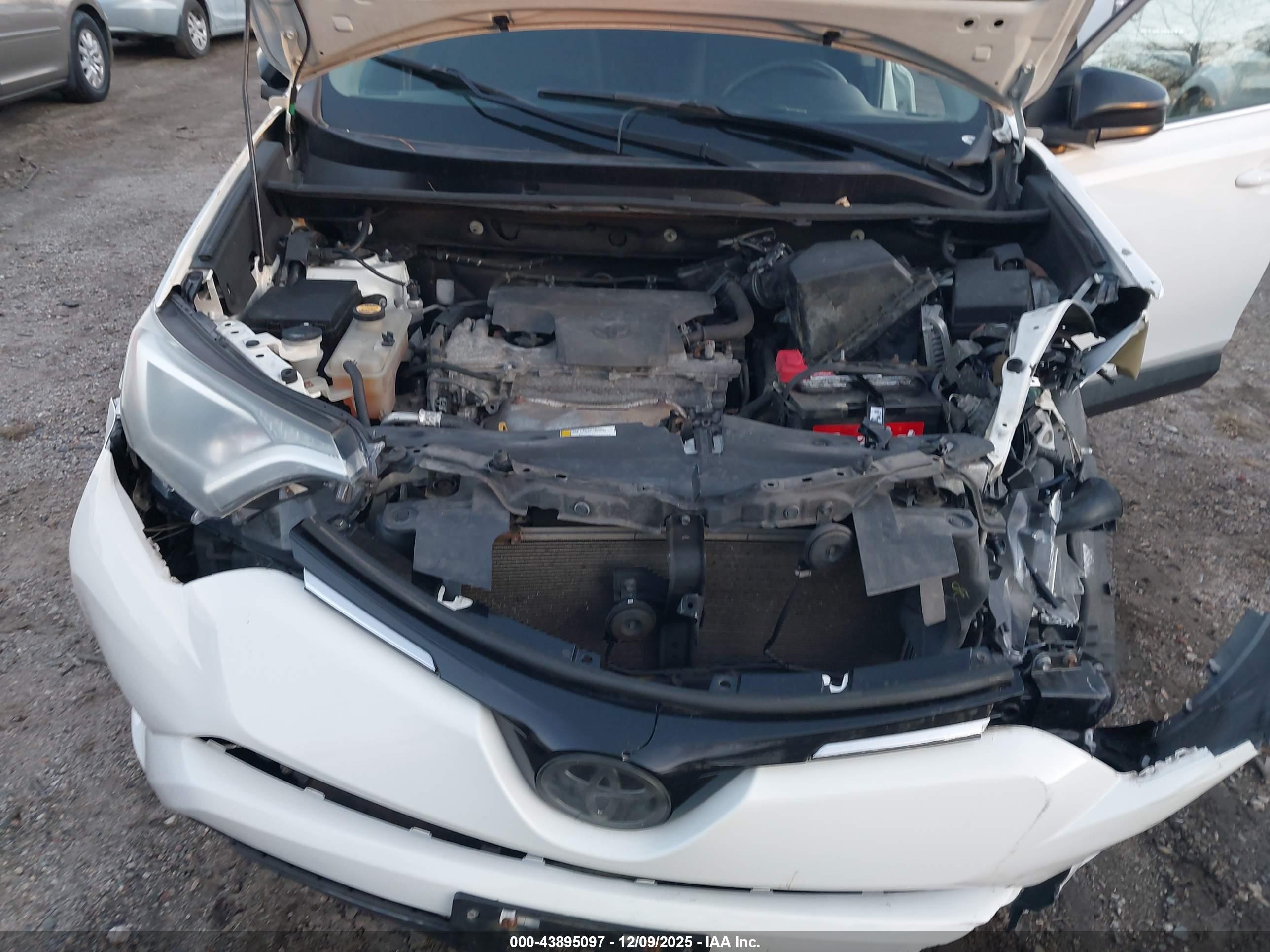 TOYOTA RAV4 image 10