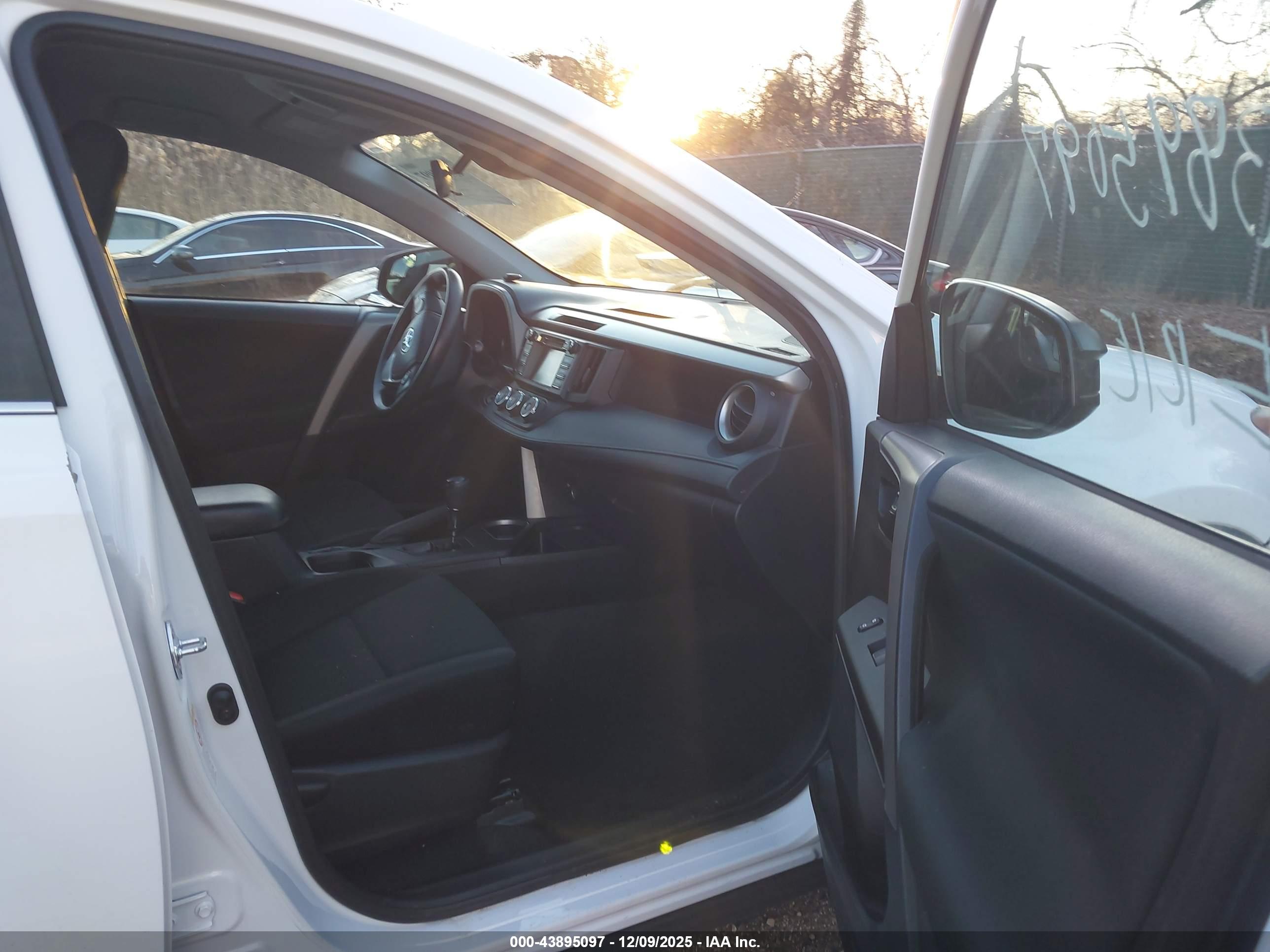 TOYOTA RAV4 image 5