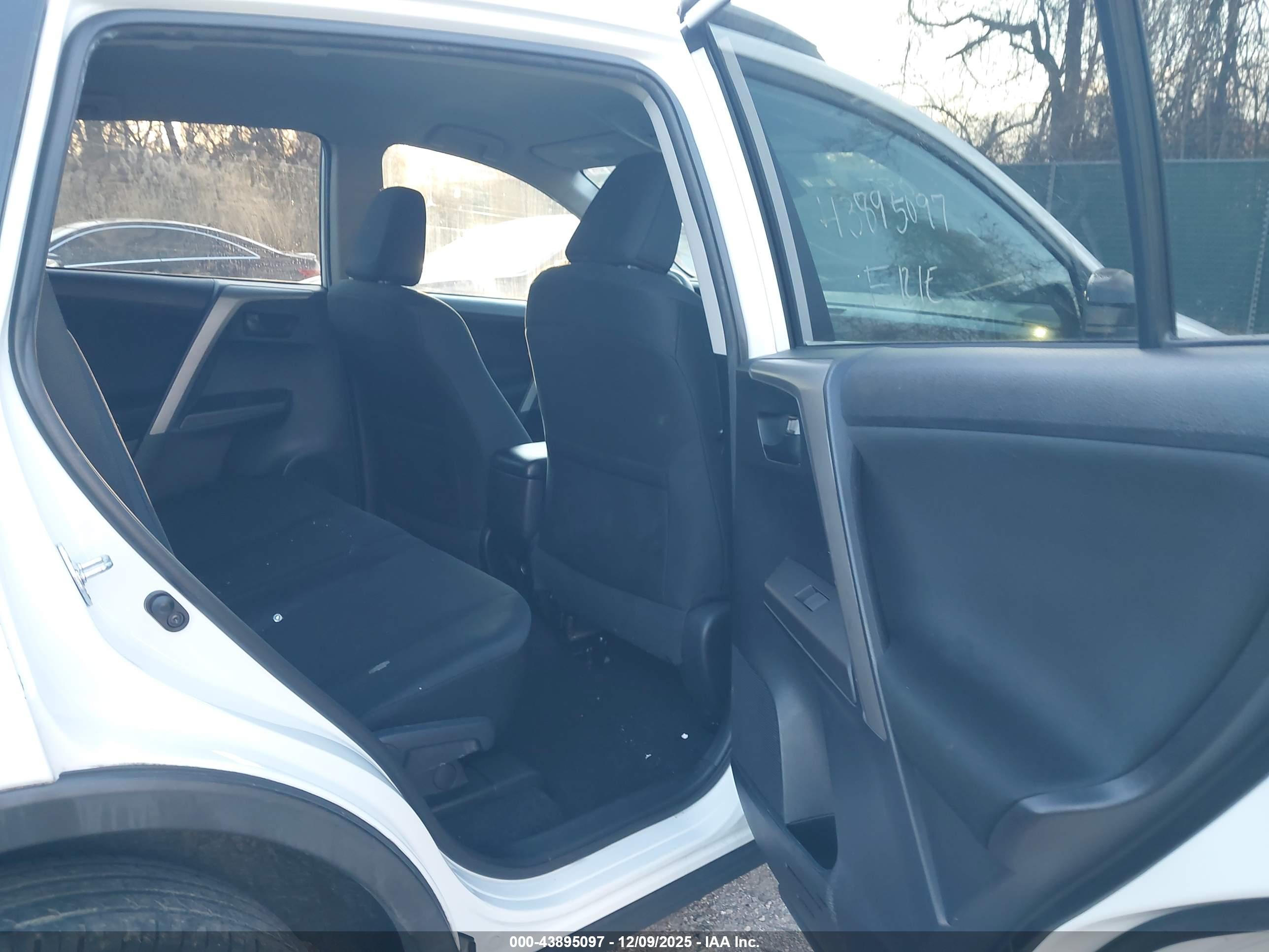 TOYOTA RAV4 image 8