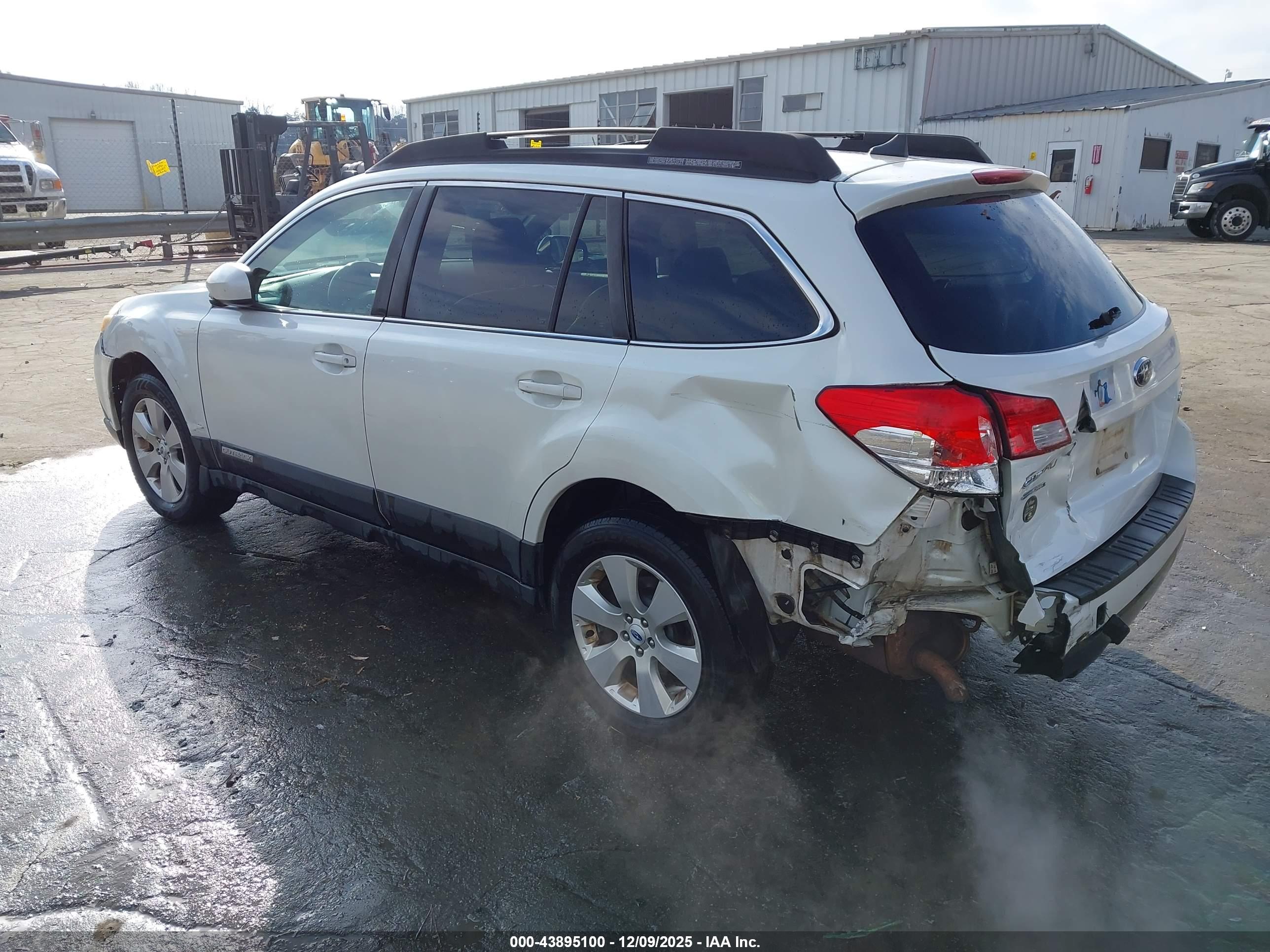 SUBARU OUTBACK image 3