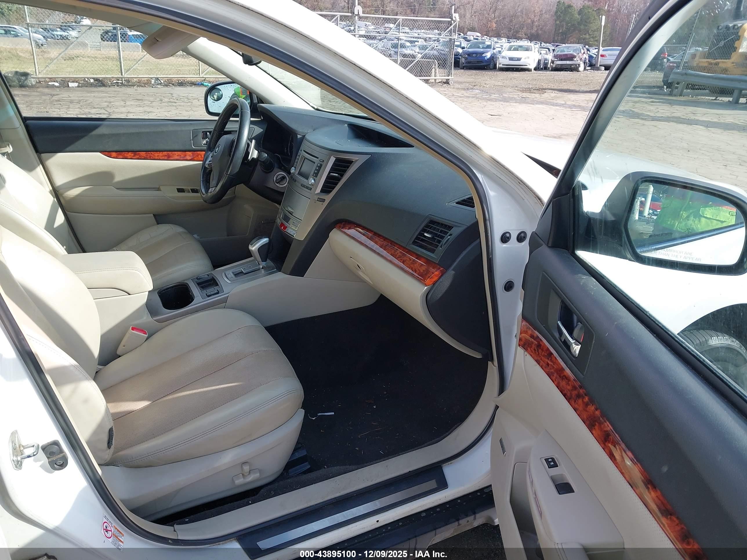 SUBARU OUTBACK image 5