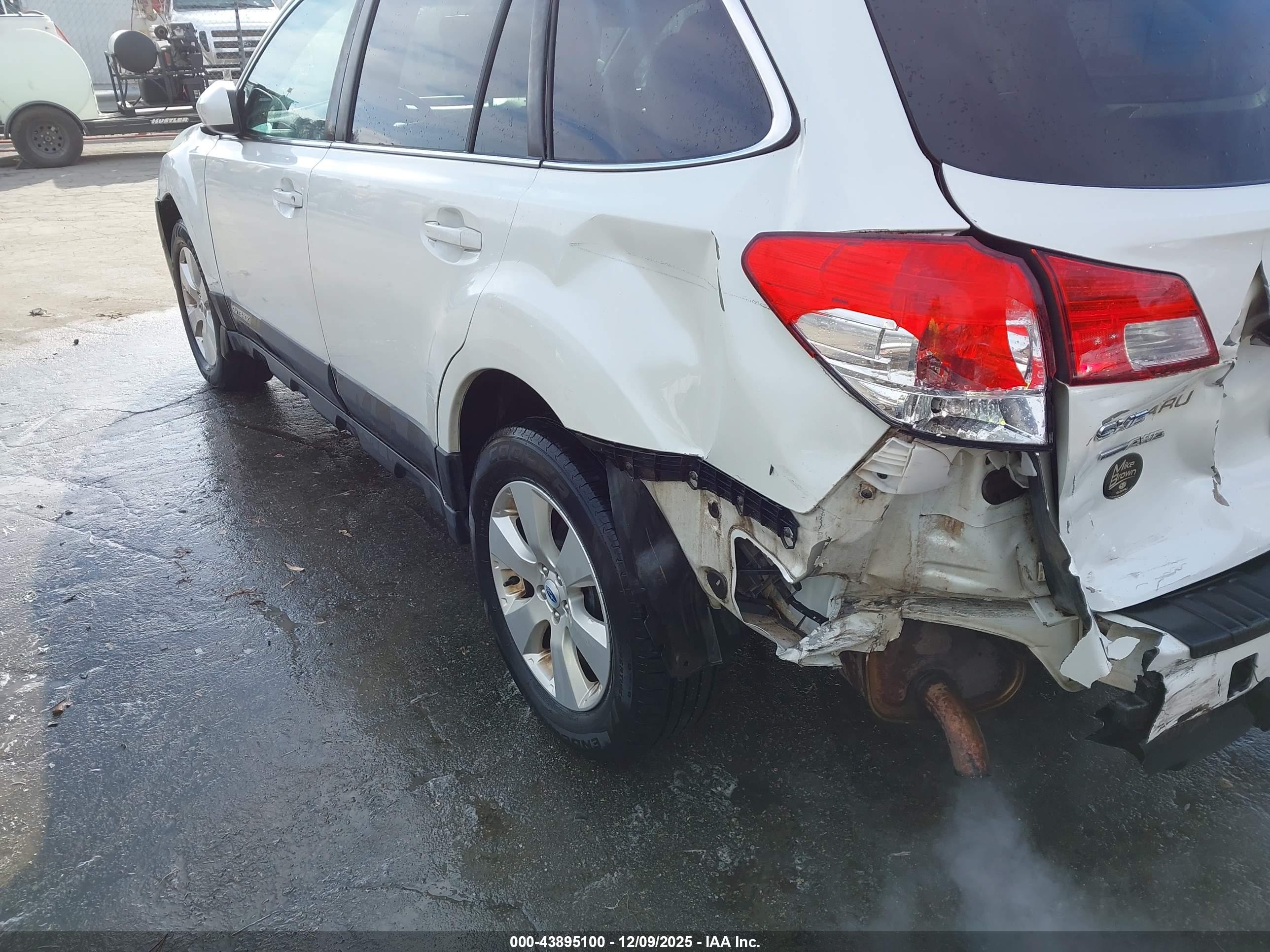 SUBARU OUTBACK image 6