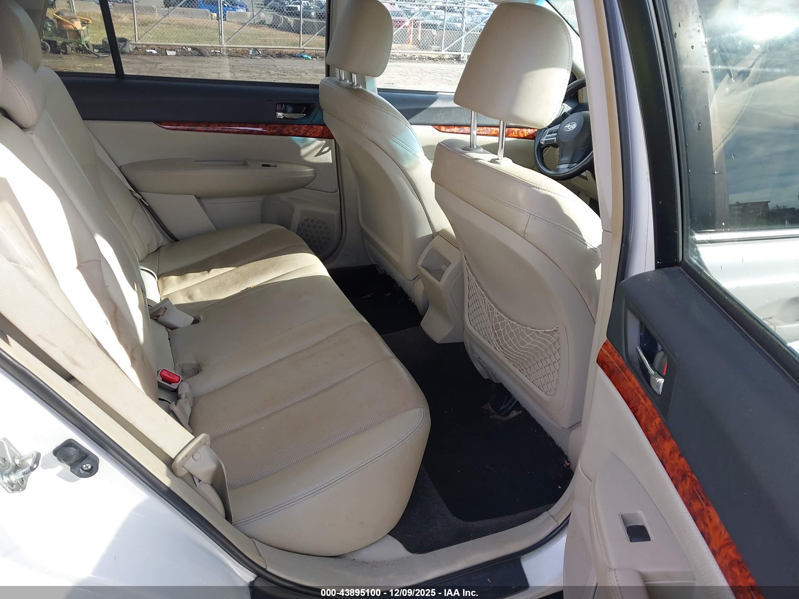 SUBARU OUTBACK image 8