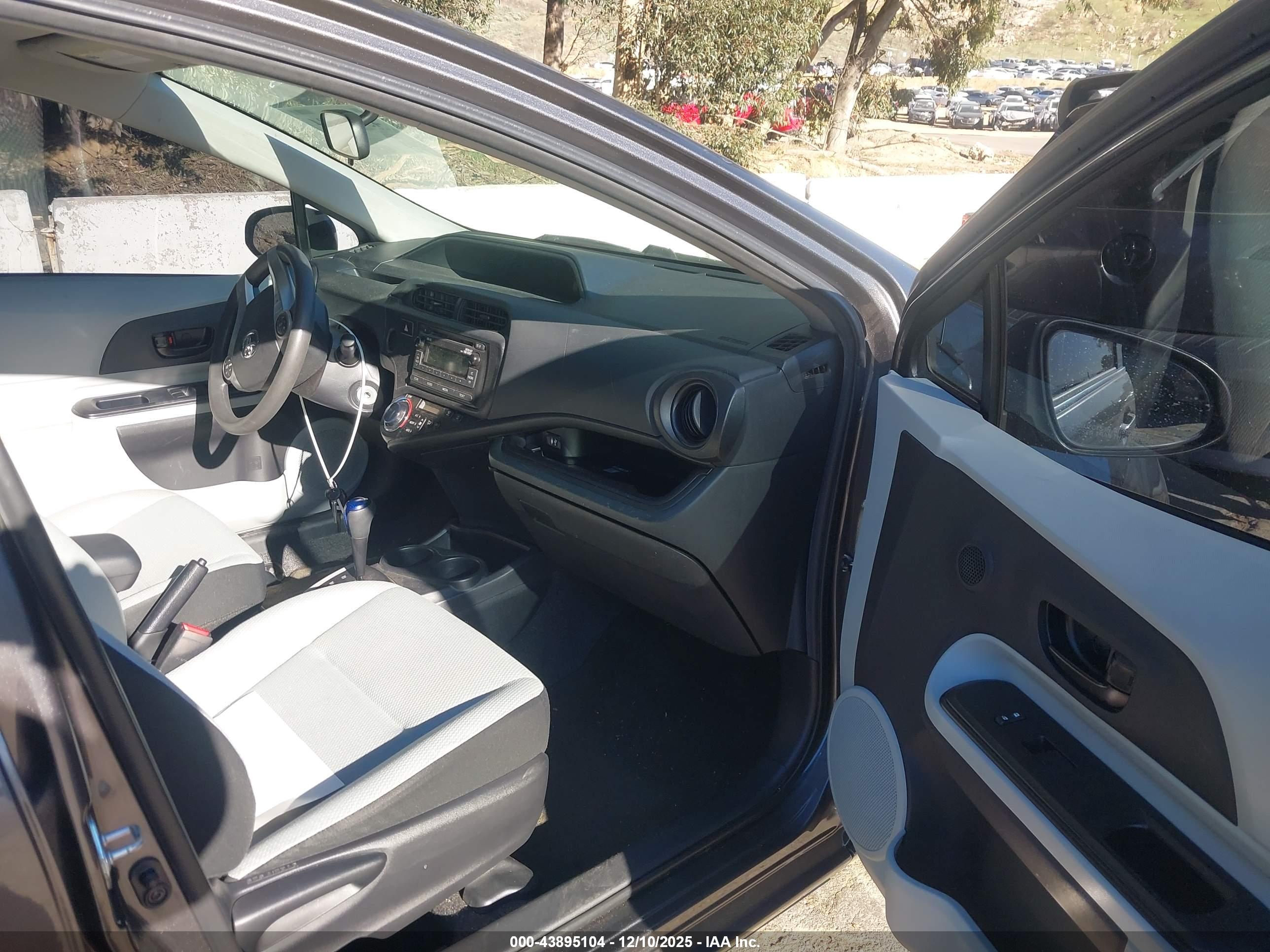 TOYOTA PRIUS image 5