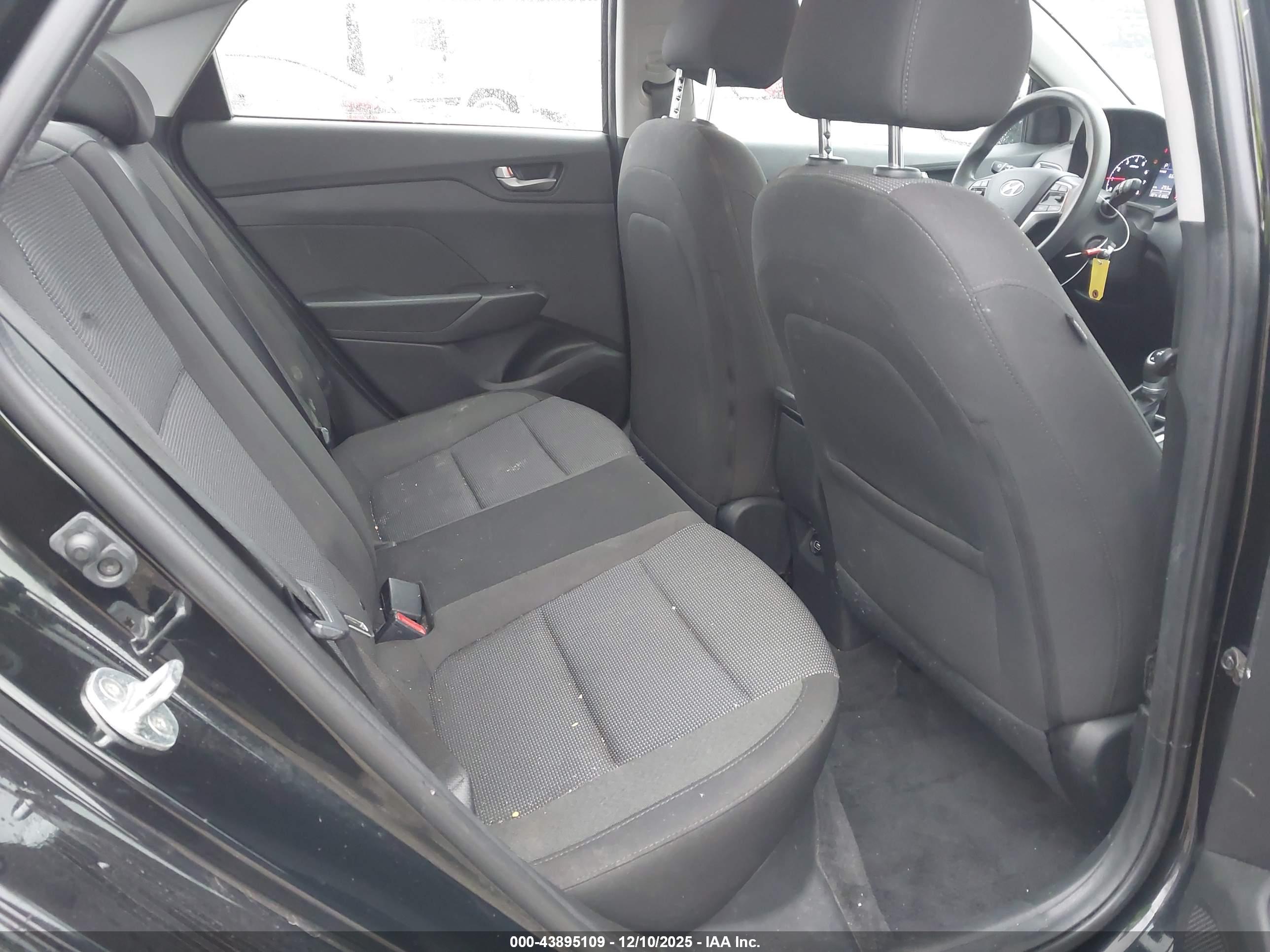 HYUNDAI ACCENT image 8
