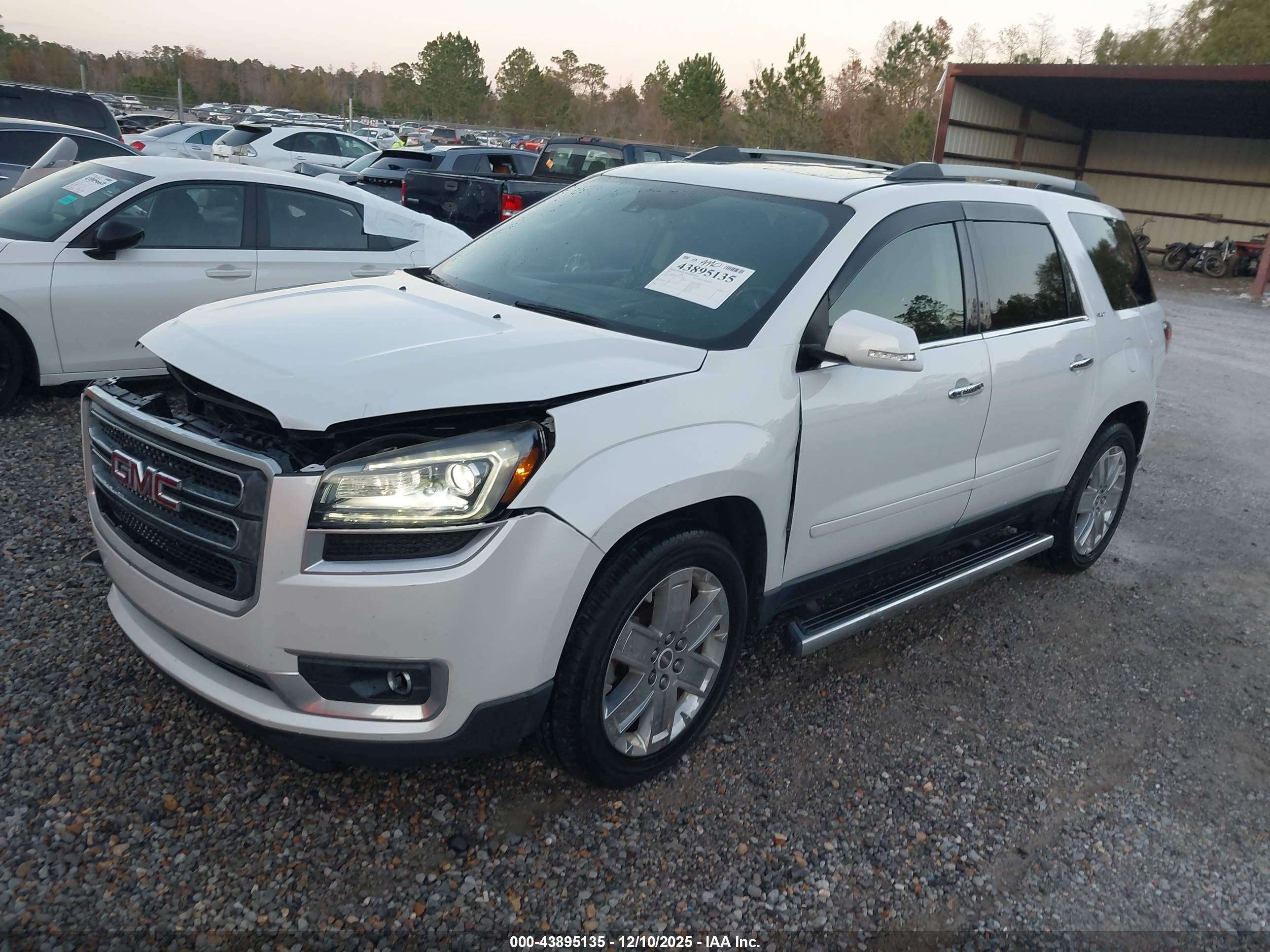 GMC ACADIA image 2